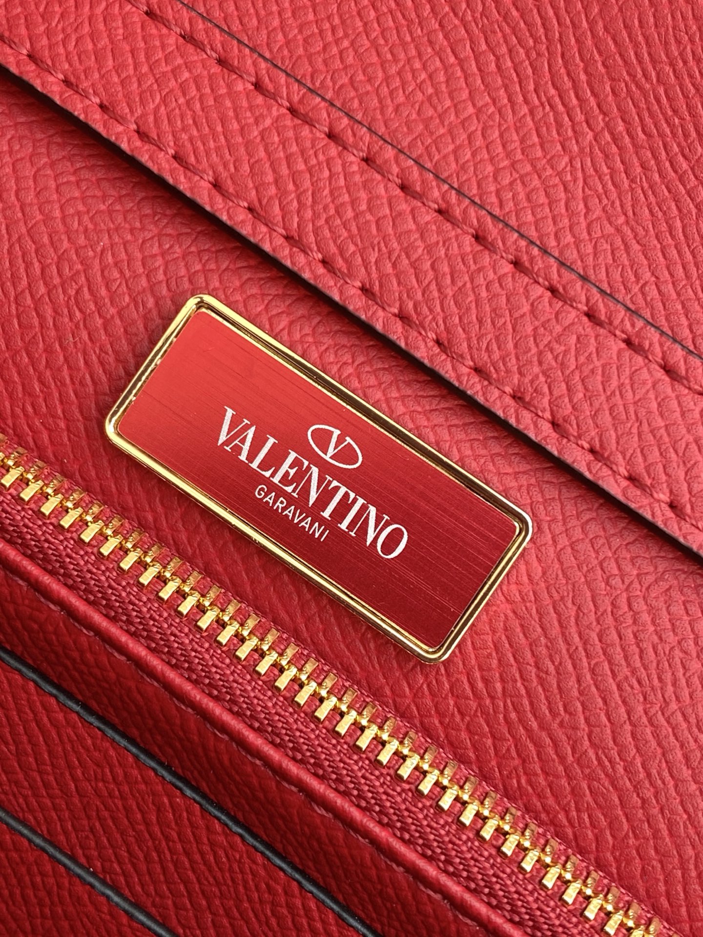 🆕Valent*** 早春樱桃🍒刺绣系列😍-牛仔布配以鲜艳欲滴的樱桃🍒刺绣图案，棕色皮革包边，标志性金属