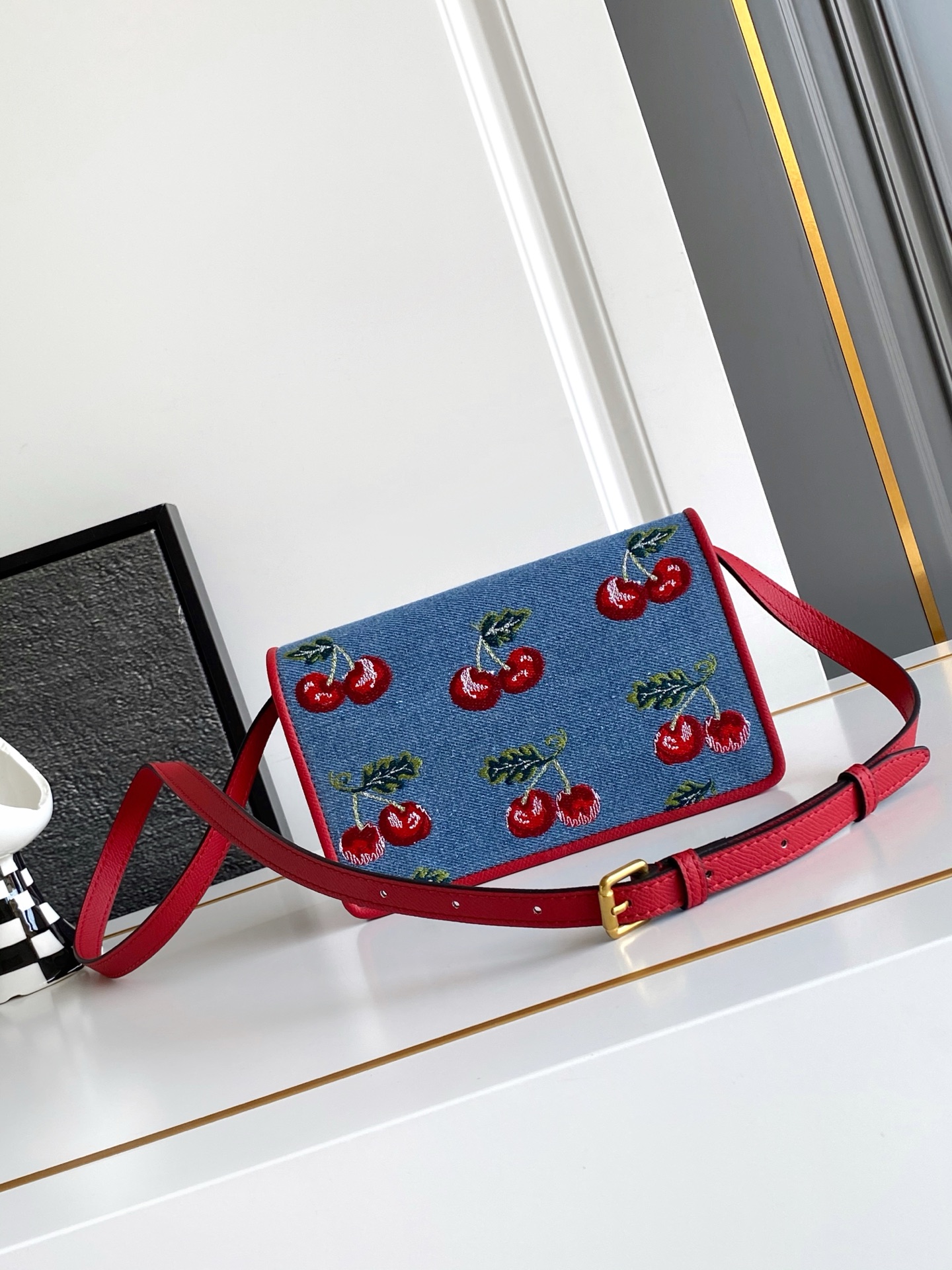 🆕Valent*** 早春樱桃🍒刺绣系列😍-牛仔布配以鲜艳欲滴的樱桃🍒刺绣图案，棕色皮革包边，标志性金属