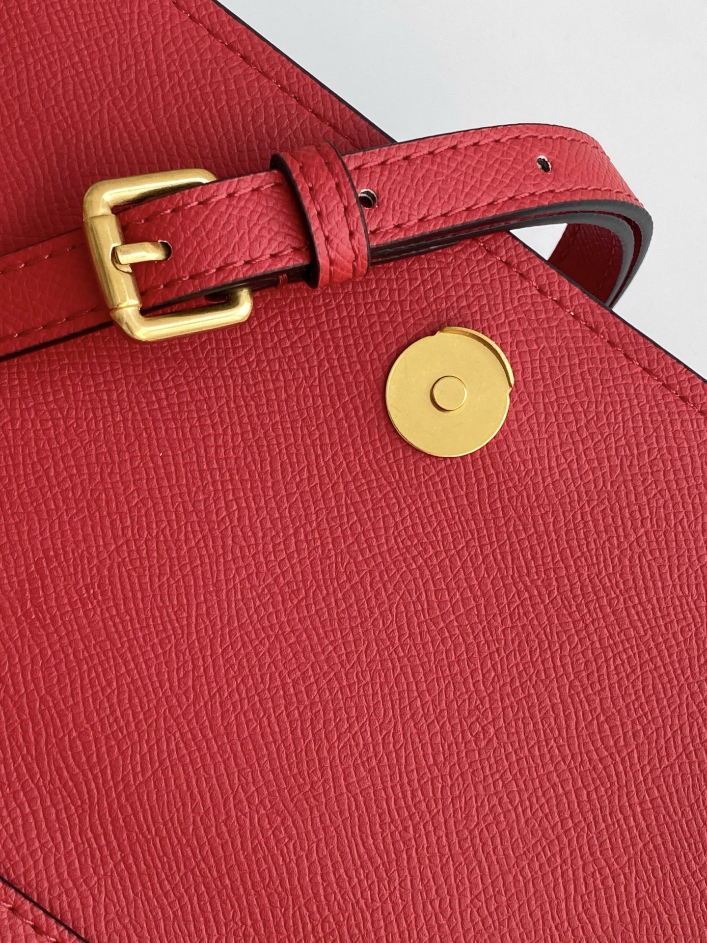 🆕Valent*** 早春樱桃🍒刺绣系列😍-牛仔布配以鲜艳欲滴的樱桃🍒刺绣图案，棕色皮革包边，标志性金属