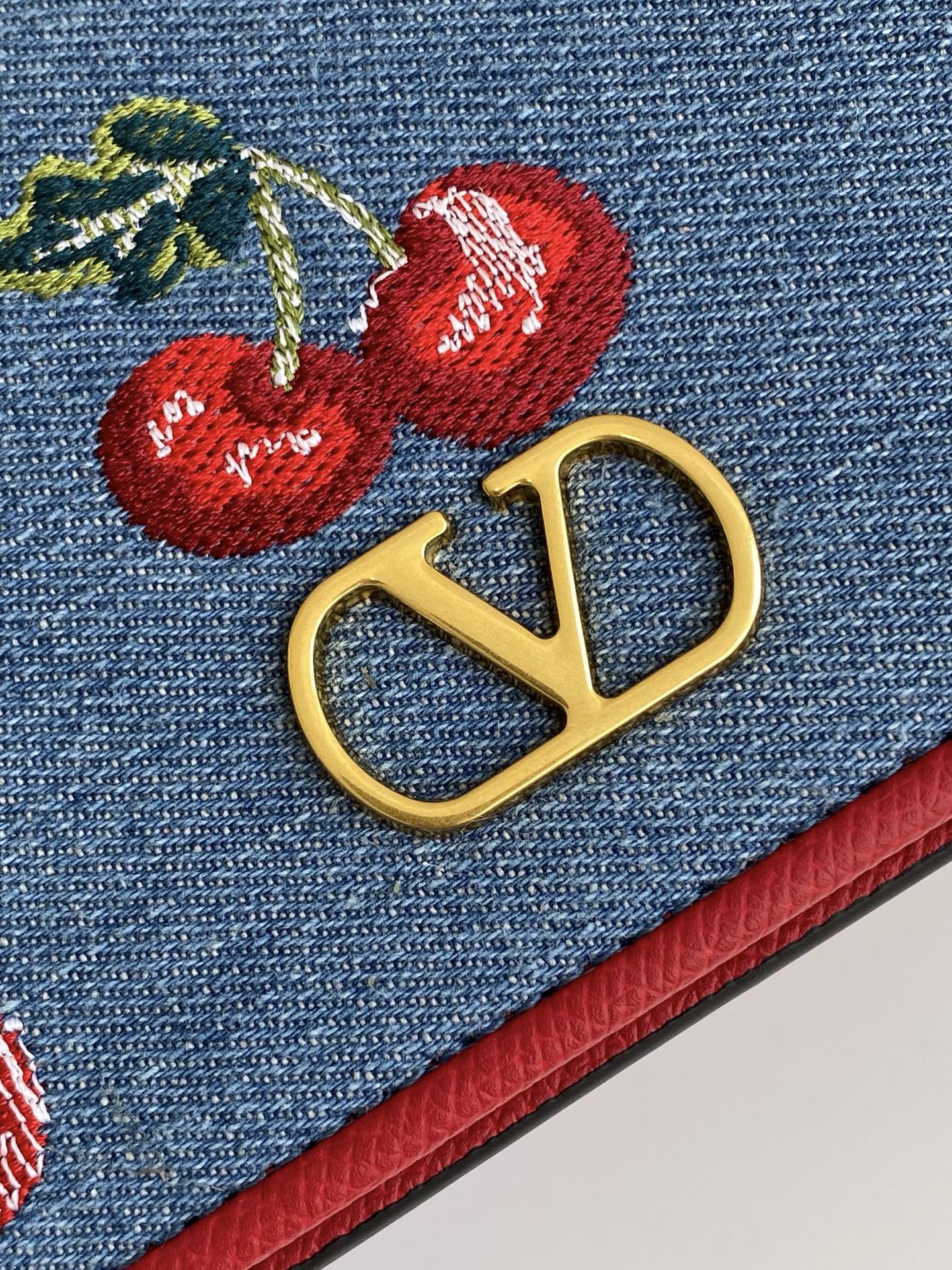 🆕Valent*** 早春樱桃🍒刺绣系列😍-牛仔布配以鲜艳欲滴的樱桃🍒刺绣图案，棕色皮革包边，标志性金属