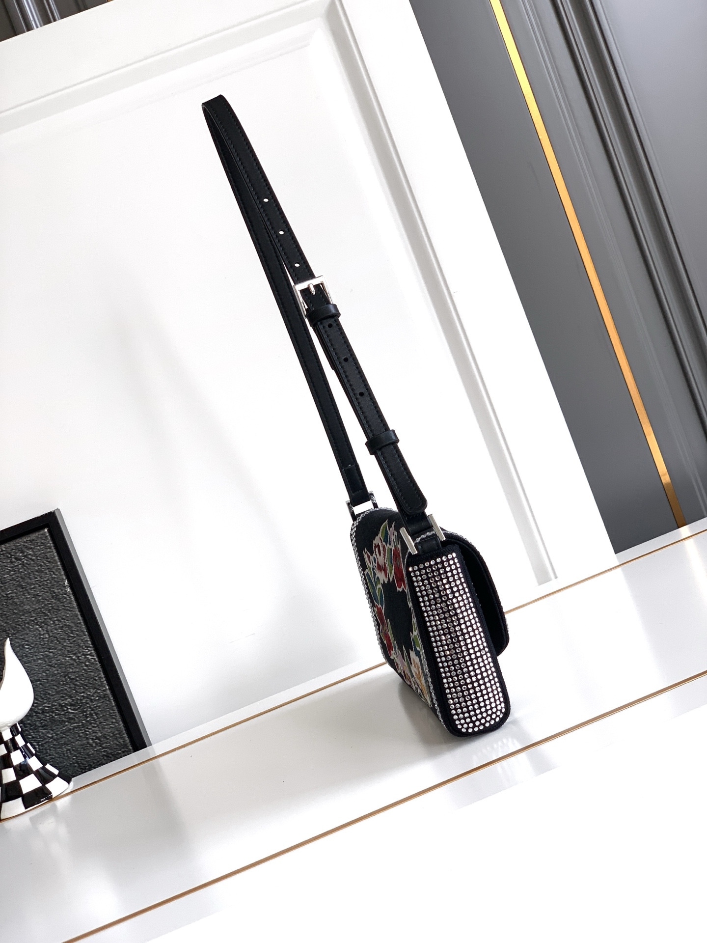 ✨✨🆕🆕VALENT*** 手袋包身刺绣古典花卉图案🌺，包身配上水晶钻✨点缀，腋下包肩背带，集经典国风元