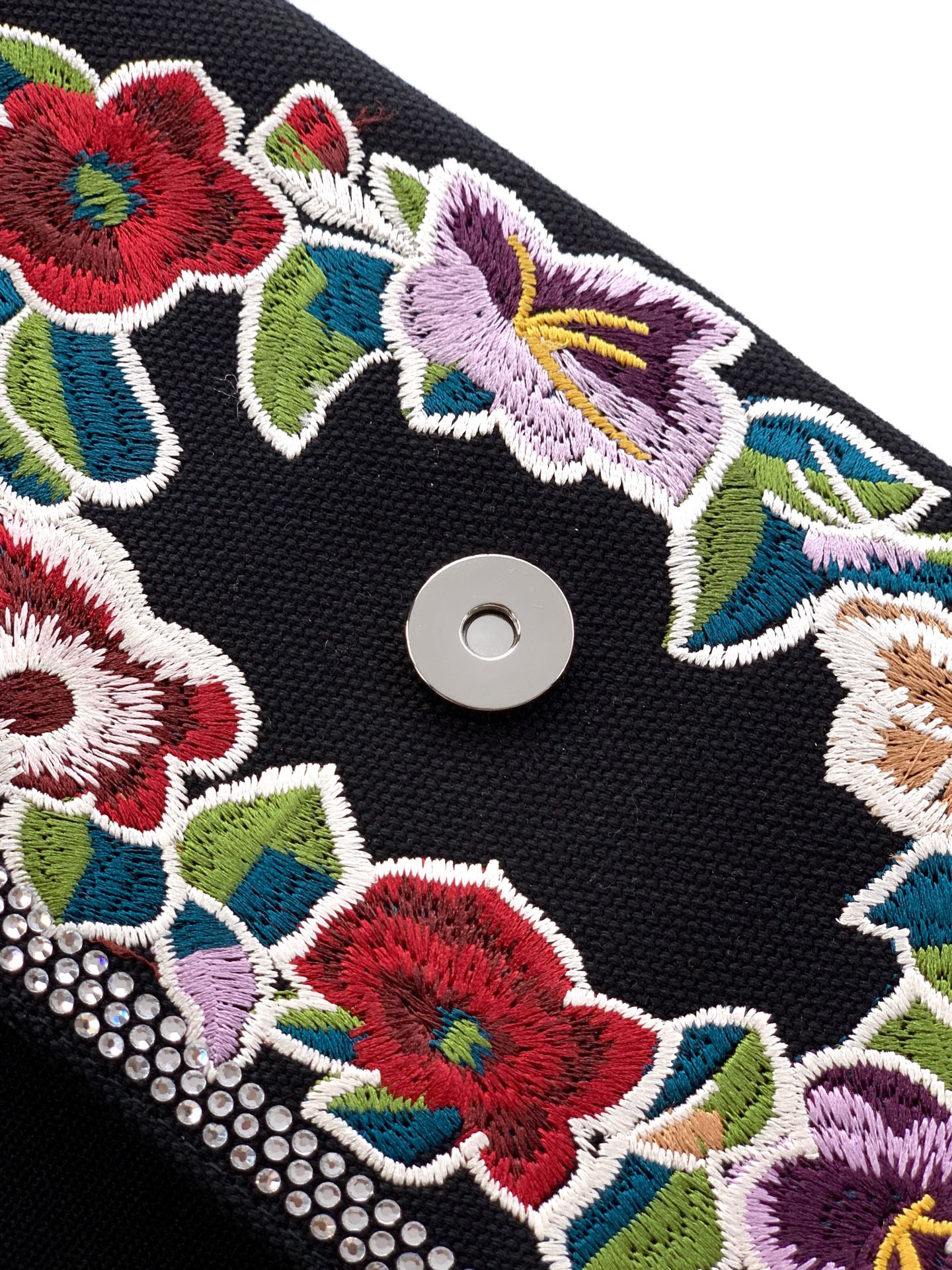 ✨✨🆕🆕VALENT*** 手袋包身刺绣古典花卉图案🌺，包身配上水晶钻✨点缀，腋下包肩背带，集经典国风元