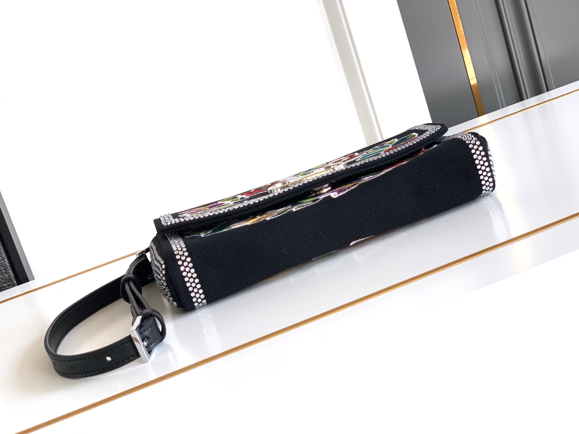 ✨✨🆕🆕VALENT*** 手袋包身刺绣古典花卉图案🌺，包身配上水晶钻✨点缀，腋下包肩背带，集经典国风元