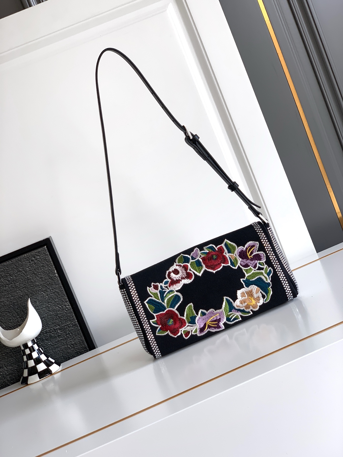 ✨✨🆕🆕VALENT*** 手袋包身刺绣古典花卉图案🌺，包身配上水晶钻✨点缀，腋下包肩背带，集经典国风元