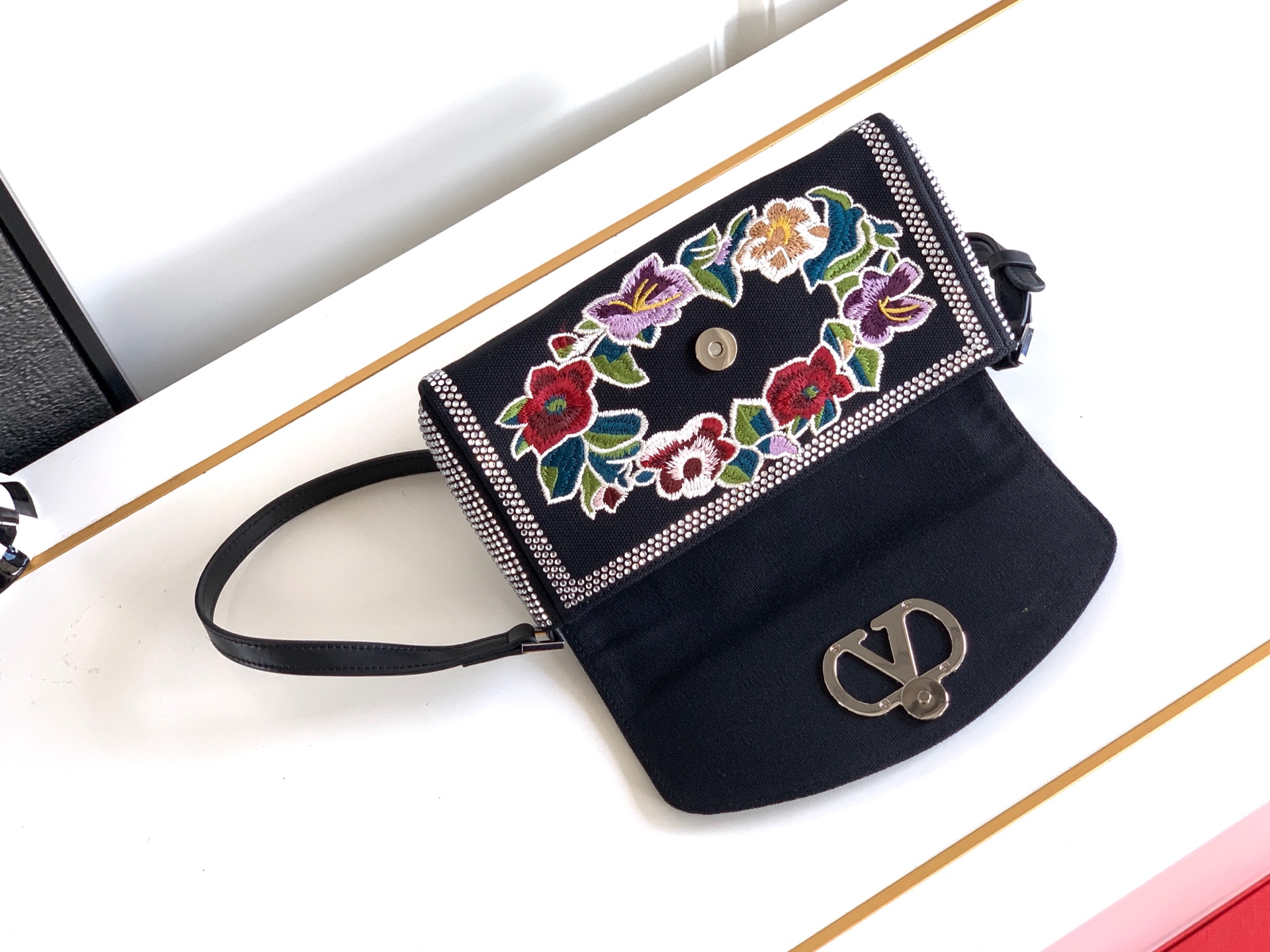 ✨✨🆕🆕VALENT*** 手袋包身刺绣古典花卉图案🌺，包身配上水晶钻✨点缀，腋下包肩背带，集经典国风元