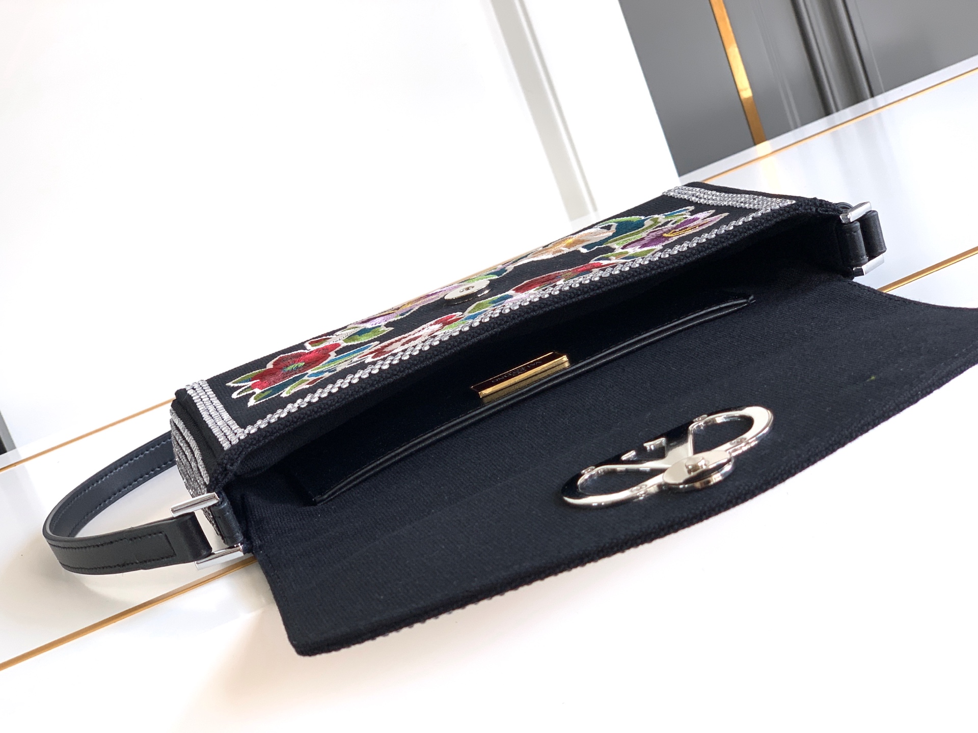 ✨✨🆕🆕VALENT*** 手袋包身刺绣古典花卉图案🌺，包身配上水晶钻✨点缀，腋下包肩背带，集经典国风元