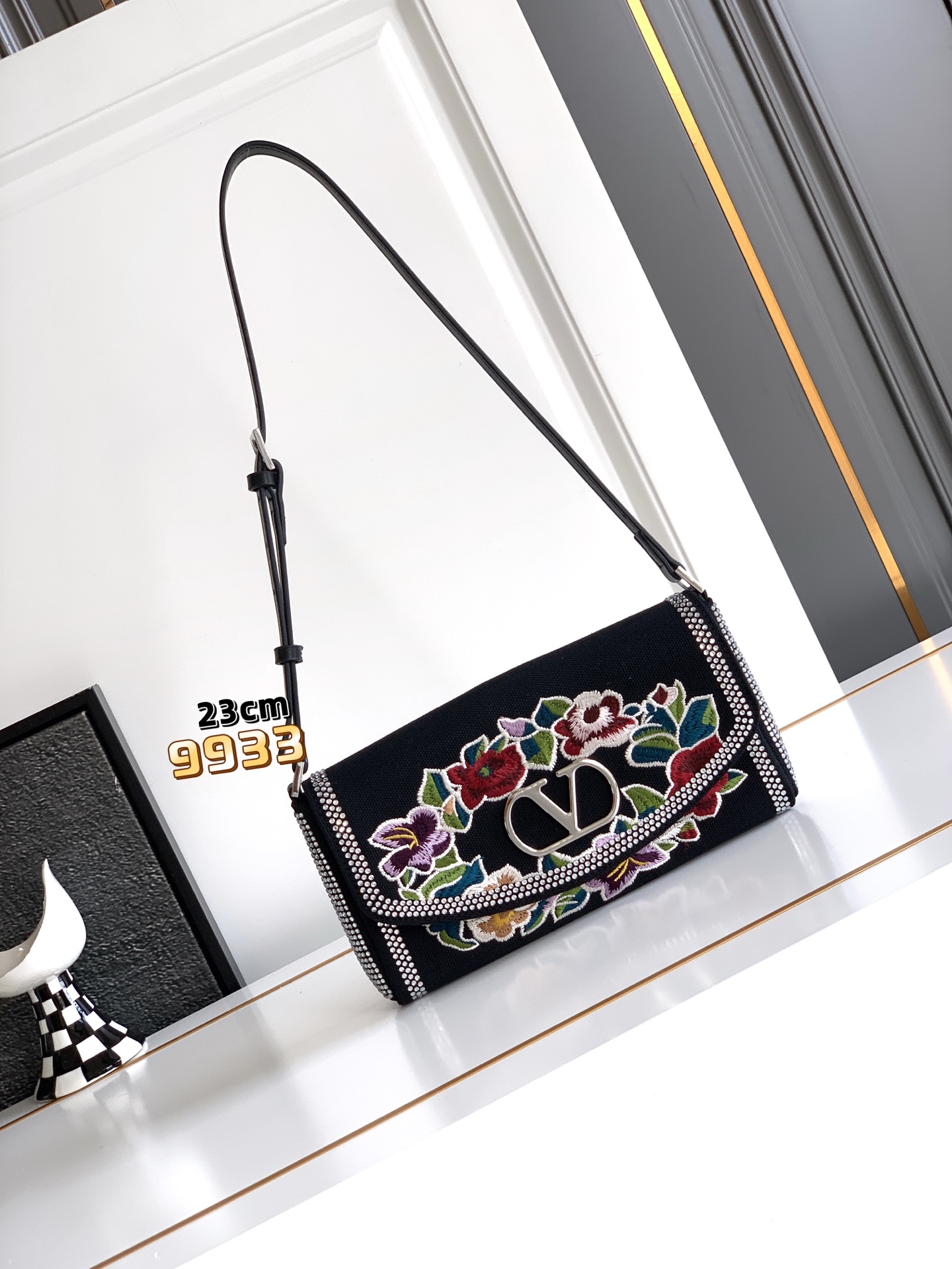 ✨✨🆕🆕VALENT*** 手袋包身刺绣古典花卉图案🌺，包身配上水晶钻✨点缀，腋下包肩背带，集经典国风元