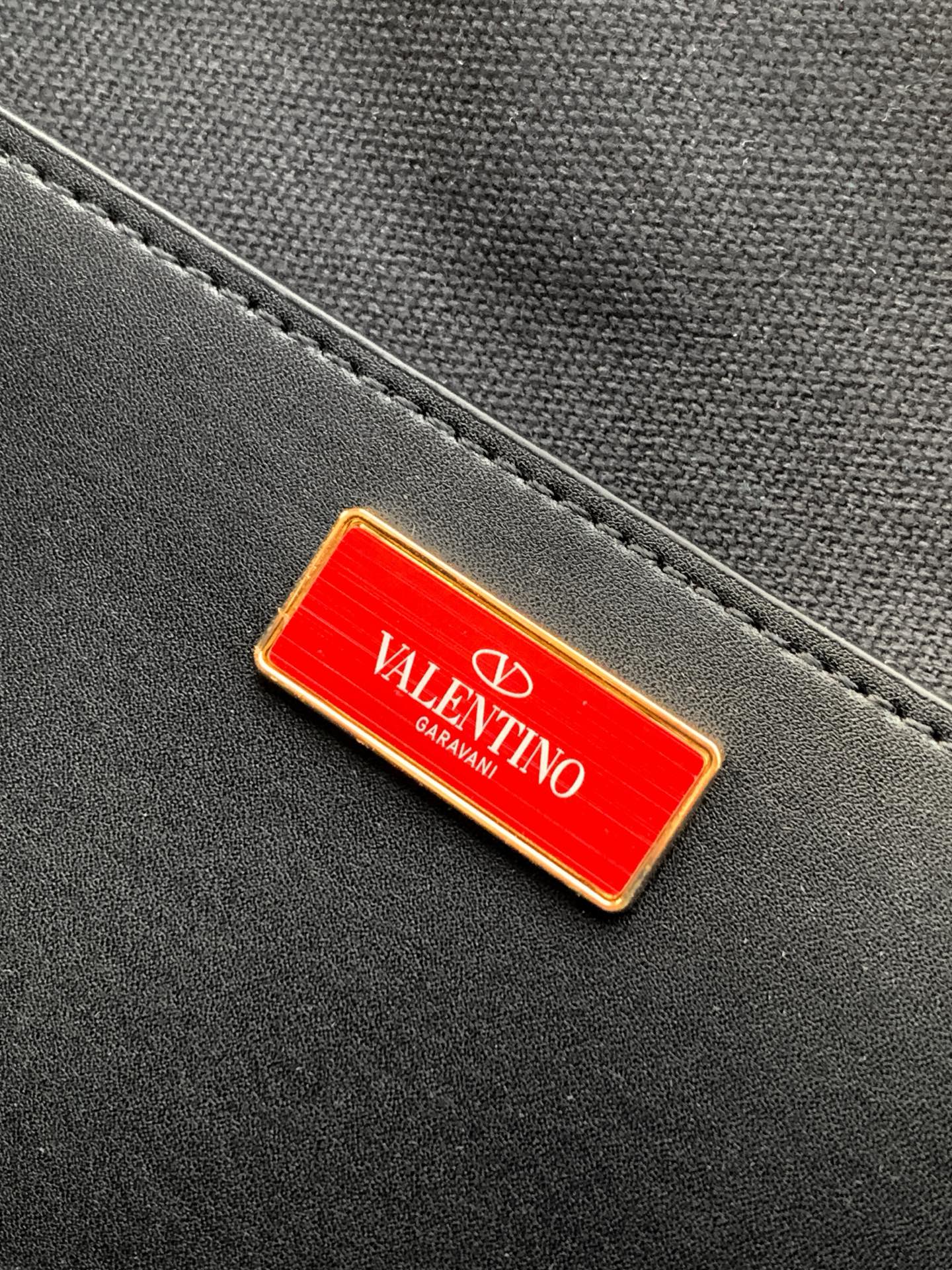 ✨✨🆕🆕VALENT*** 手袋包身刺绣古典花卉图案🌺，包身配上水晶钻✨点缀，腋下包肩背带，集经典国风元