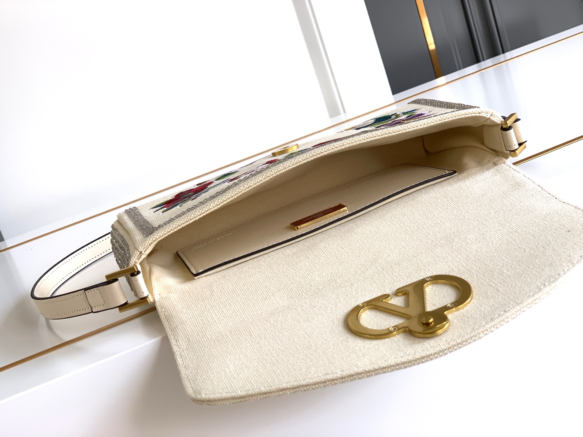 ✨✨🆕🆕VALENT*** 手袋包身刺绣古典花卉图案🌺，包身配上水晶钻✨点缀，腋下包肩背带，集经典国风元