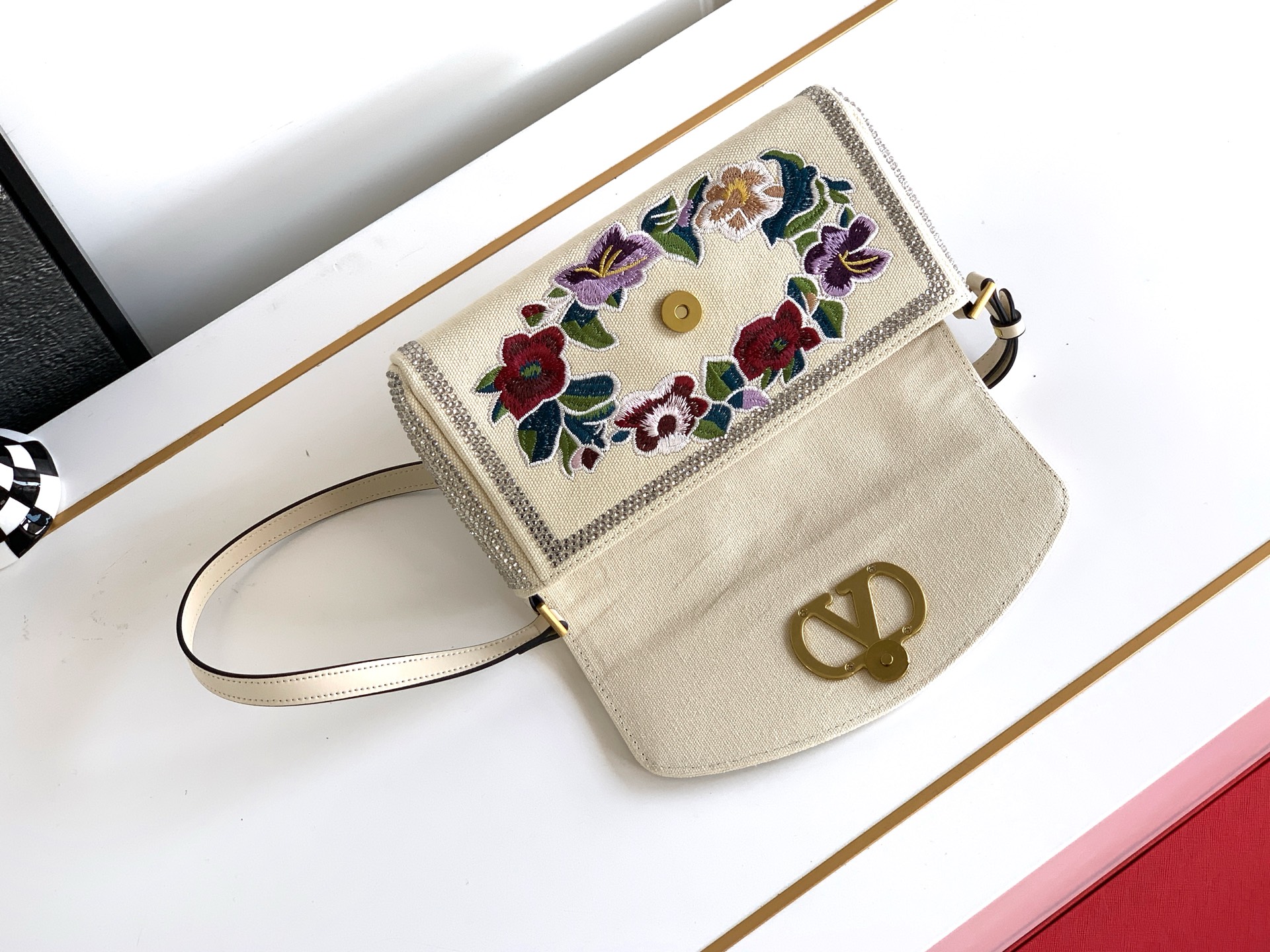 ✨✨🆕🆕VALENT*** 手袋包身刺绣古典花卉图案🌺，包身配上水晶钻✨点缀，腋下包肩背带，集经典国风元