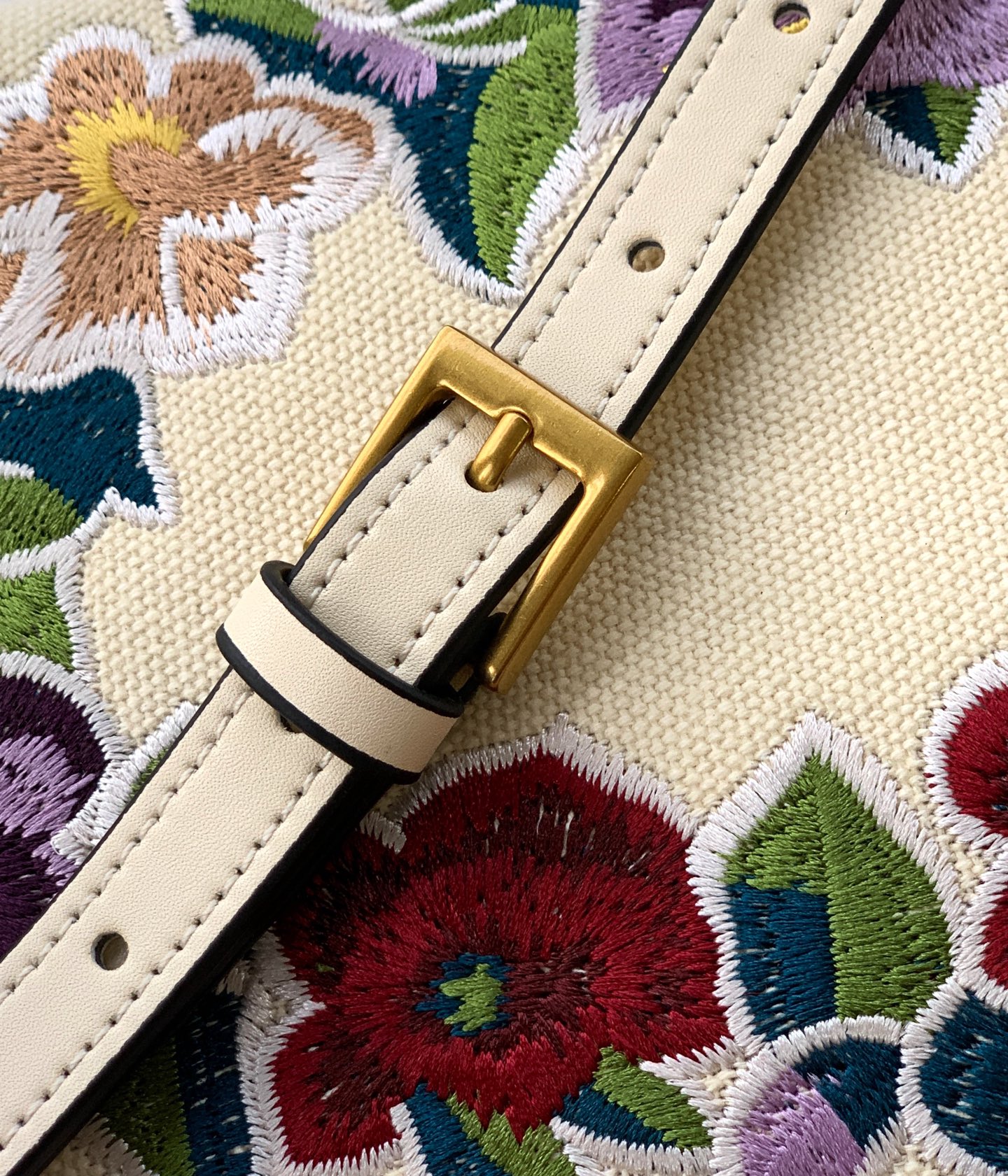 ✨✨🆕🆕VALENT*** 手袋包身刺绣古典花卉图案🌺，包身配上水晶钻✨点缀，腋下包肩背带，集经典国风元