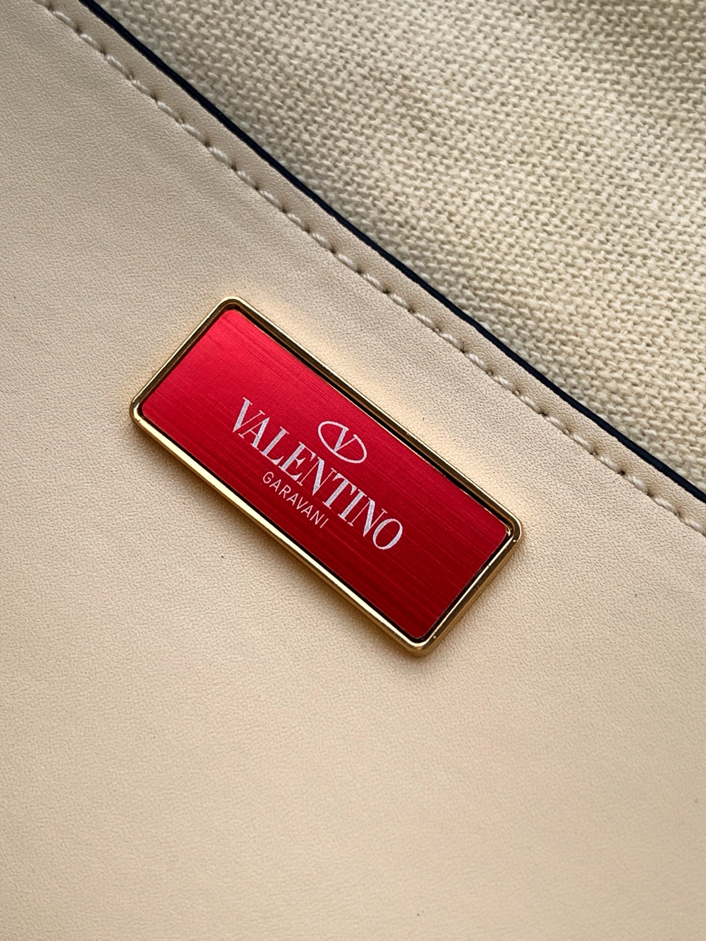 ✨✨🆕🆕VALENT*** 手袋包身刺绣古典花卉图案🌺，包身配上水晶钻✨点缀，腋下包肩背带，集经典国风元