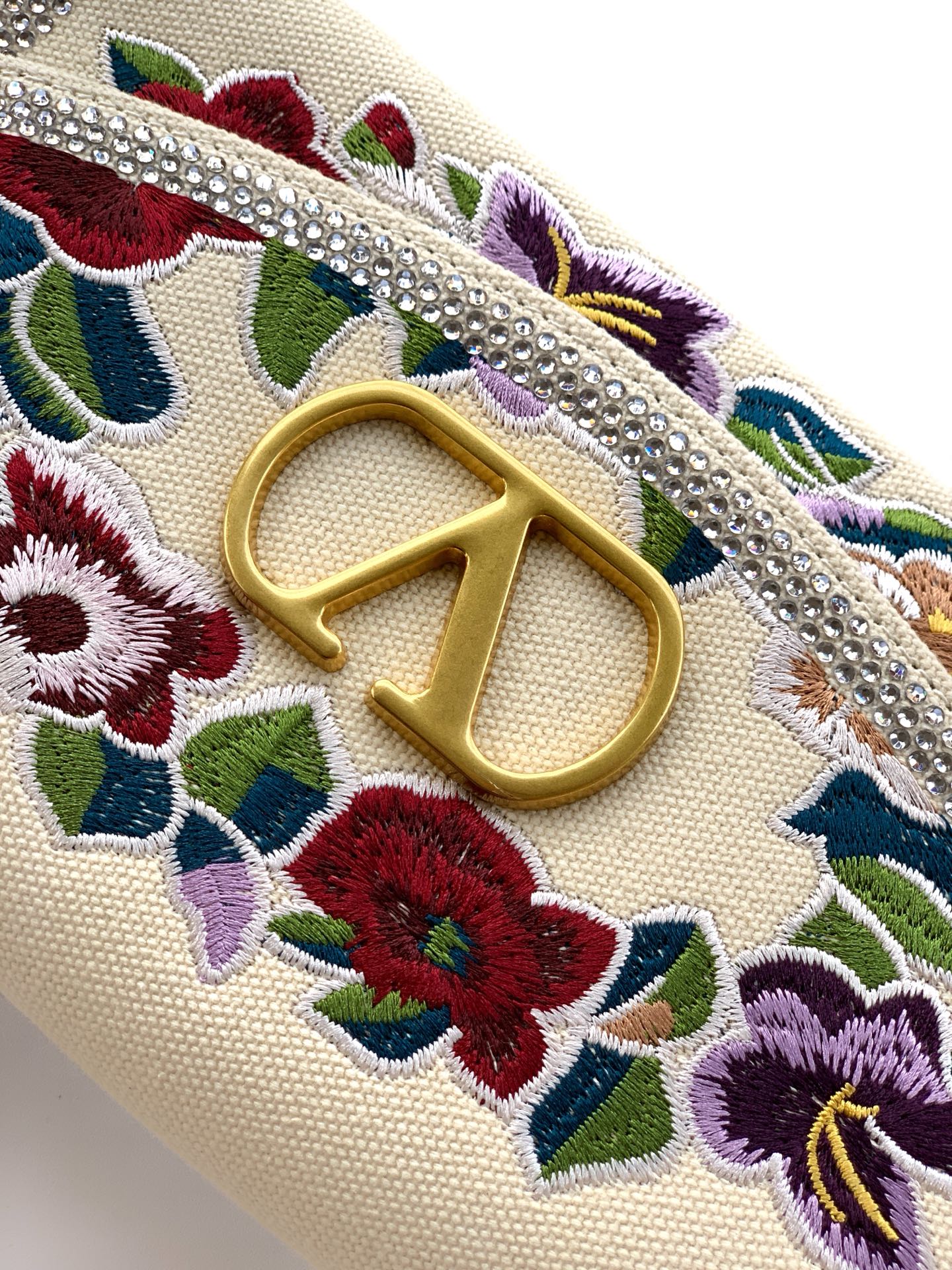 ✨✨🆕🆕VALENT*** 手袋包身刺绣古典花卉图案🌺，包身配上水晶钻✨点缀，腋下包肩背带，集经典国风元