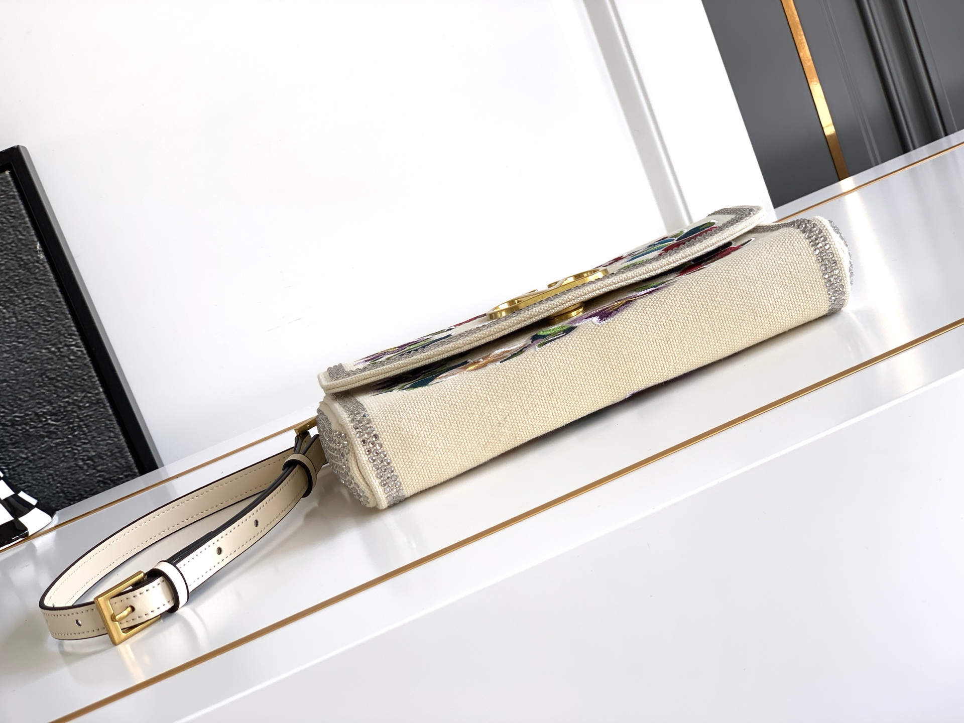 ✨✨🆕🆕VALENT*** 手袋包身刺绣古典花卉图案🌺，包身配上水晶钻✨点缀，腋下包肩背带，集经典国风元