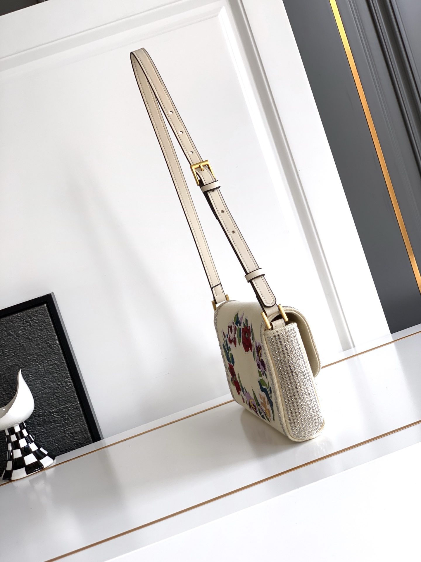 ✨✨🆕🆕VALENT*** 手袋包身刺绣古典花卉图案🌺，包身配上水晶钻✨点缀，腋下包肩背带，集经典国风元