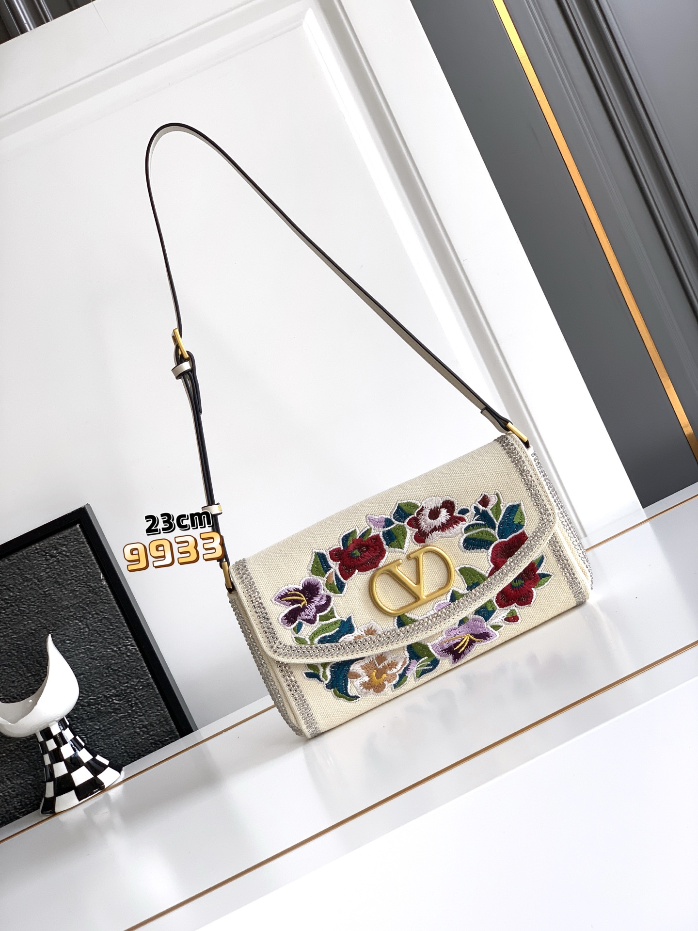 ✨✨🆕🆕VALENT*** 手袋包身刺绣古典花卉图案🌺，包身配上水晶钻✨点缀，腋下包肩背带，集经典国风元