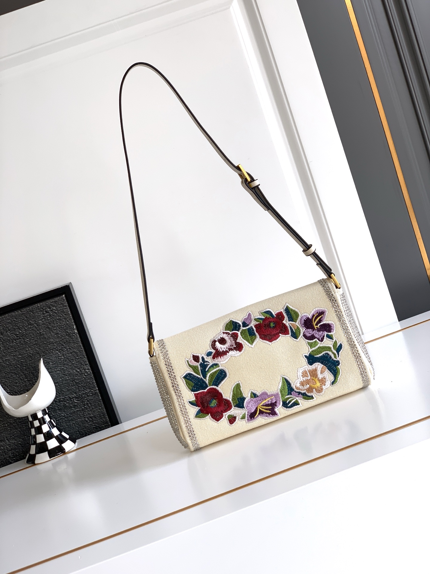 ✨✨🆕🆕VALENT*** 手袋包身刺绣古典花卉图案🌺，包身配上水晶钻✨点缀，腋下包肩背带，集经典国风元