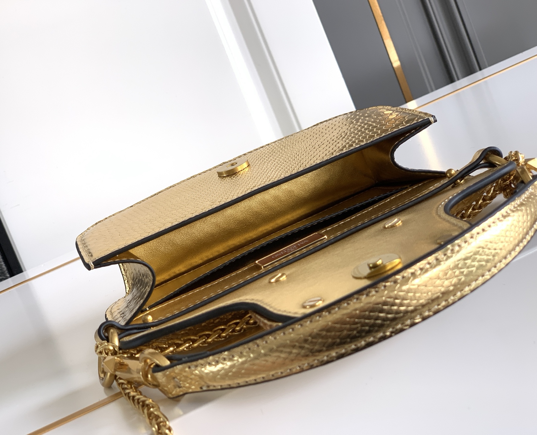 🆕小号蛇纹LOCÒ仿水晶装饰手袋 -VLogo Signature施华洛世奇®仿水晶装饰 -配可拆卸提手