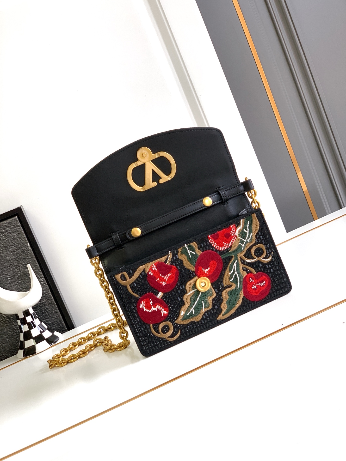 ✨✨🆕🆕VALENT*** 手袋包身🍒樱桃刺绣+水晶钻✨点缀，腋下链条肩背款，瞬间点亮整个look～✨ 