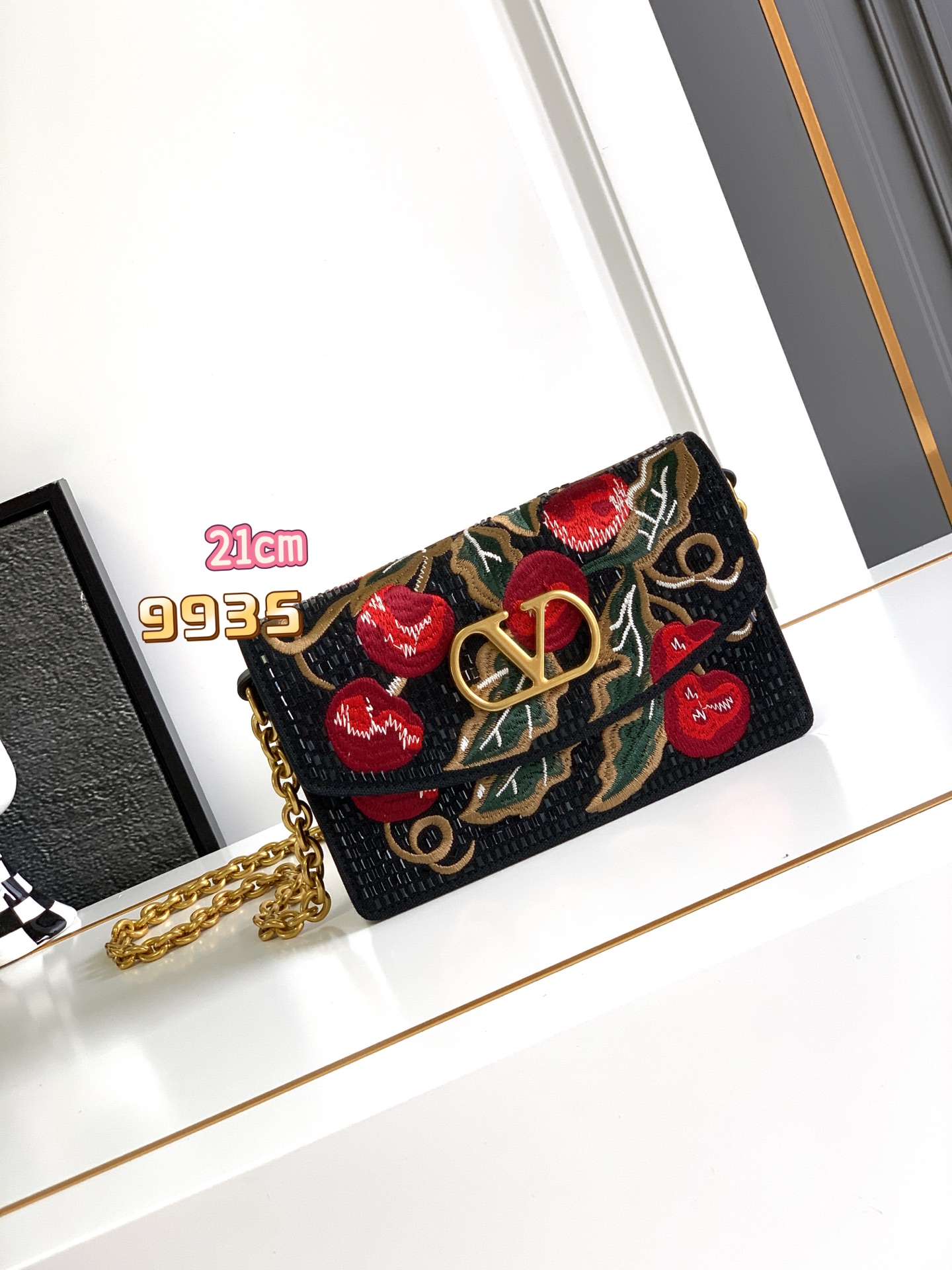 ✨✨🆕🆕VALENT*** 手袋包身🍒樱桃刺绣+水晶钻✨点缀，腋下链条肩背款，瞬间点亮整个look～✨ 