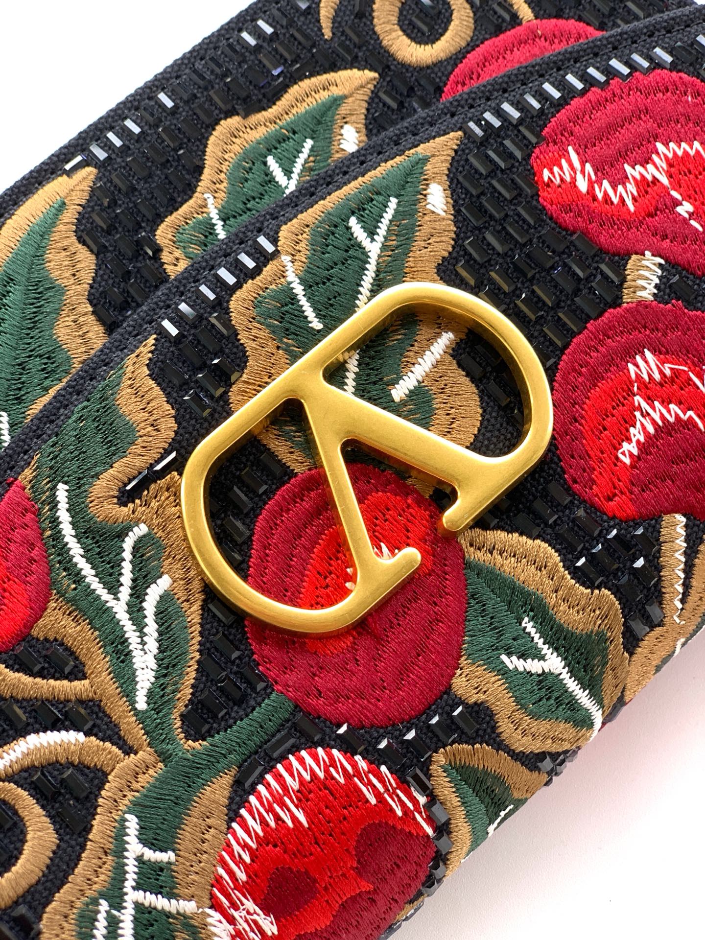 ✨✨🆕🆕VALENT*** 手袋包身🍒樱桃刺绣+水晶钻✨点缀，腋下链条肩背款，瞬间点亮整个look～✨ 