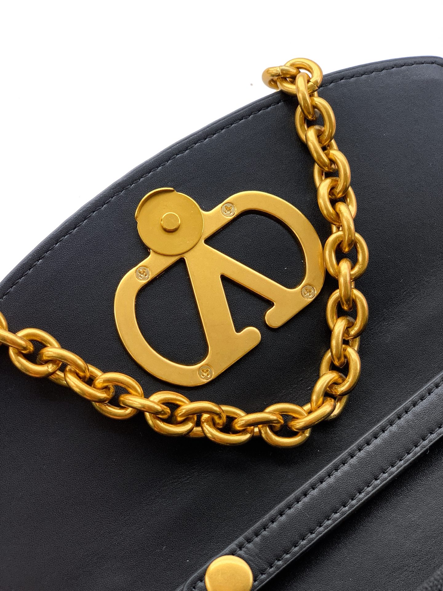 ✨✨🆕🆕VALENT*** 手袋包身🍒樱桃刺绣+水晶钻✨点缀，腋下链条肩背款，瞬间点亮整个look～✨ 