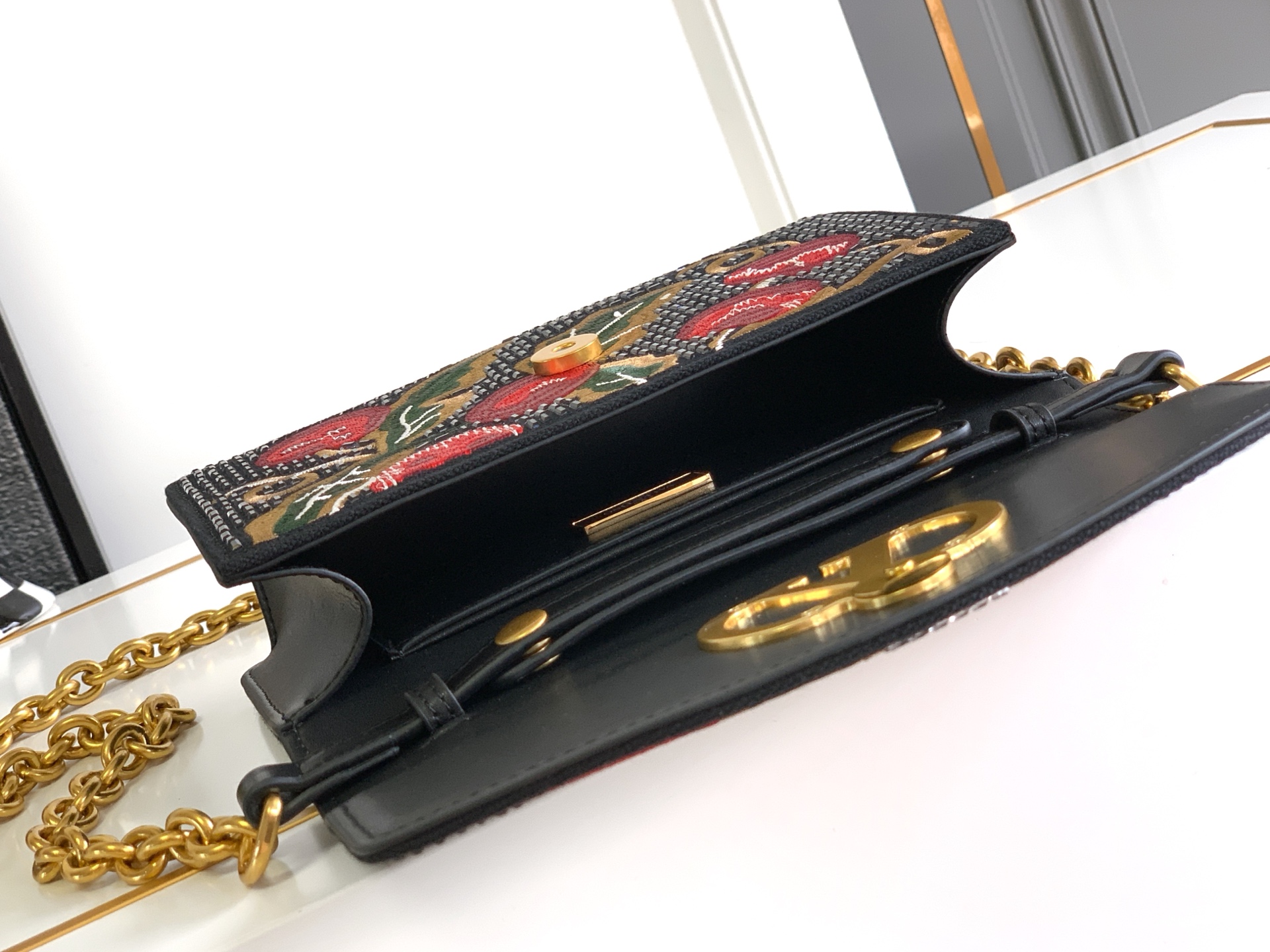 ✨✨🆕🆕VALENT*** 手袋包身🍒樱桃刺绣+水晶钻✨点缀，腋下链条肩背款，瞬间点亮整个look～✨ 