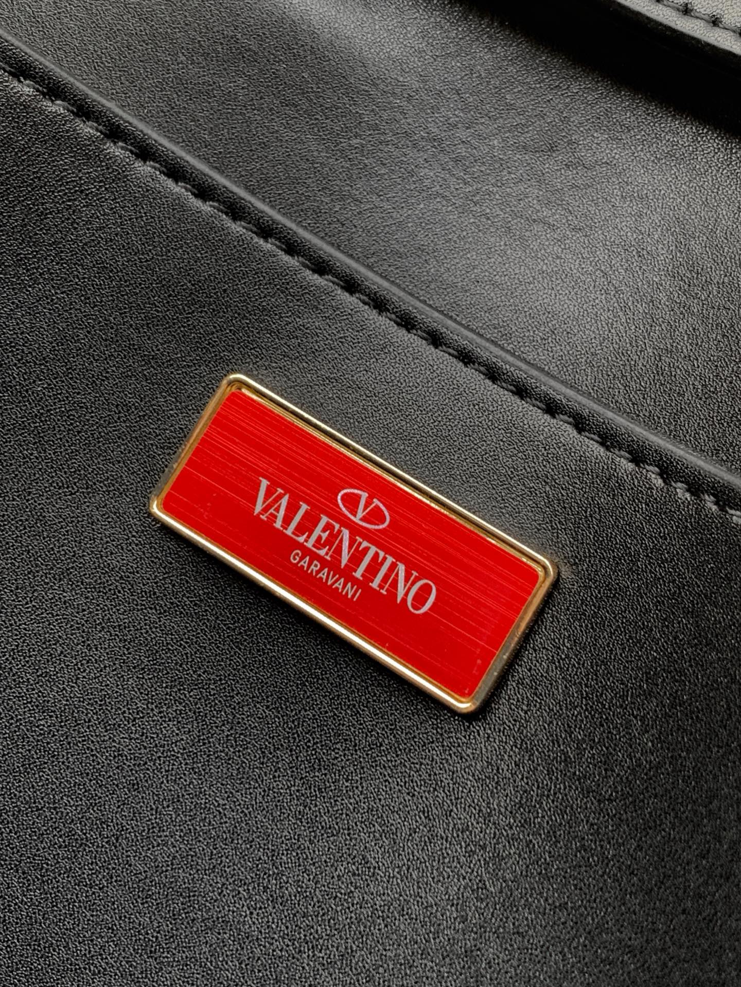 ✨✨🆕🆕VALENT*** 手袋包身🍒樱桃刺绣+水晶钻✨点缀，腋下链条肩背款，瞬间点亮整个look～✨ 