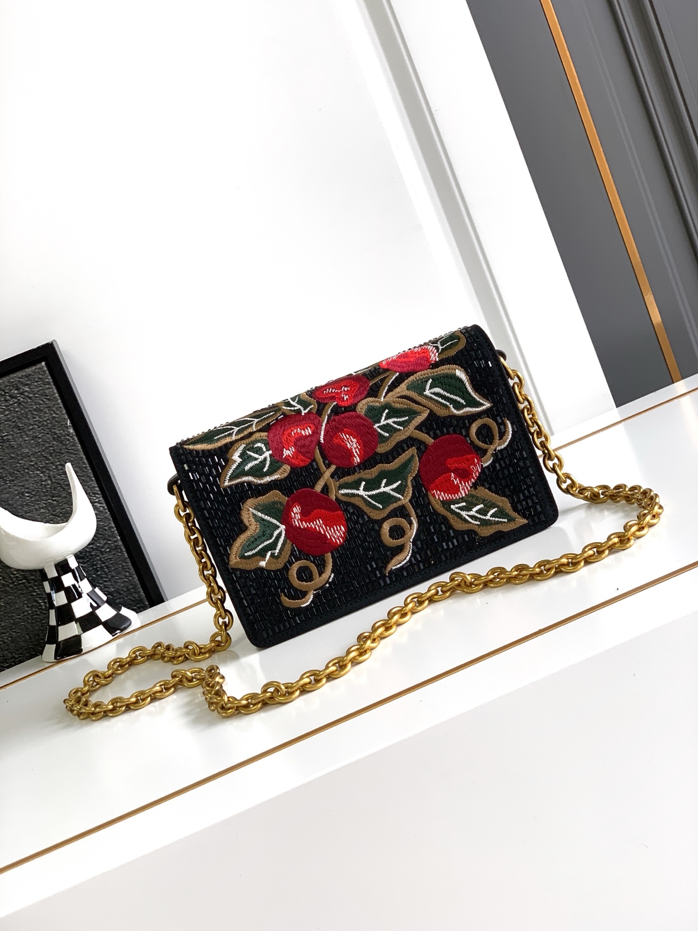 ✨✨🆕🆕VALENT*** 手袋包身🍒樱桃刺绣+水晶钻✨点缀，腋下链条肩背款，瞬间点亮整个look～✨ 