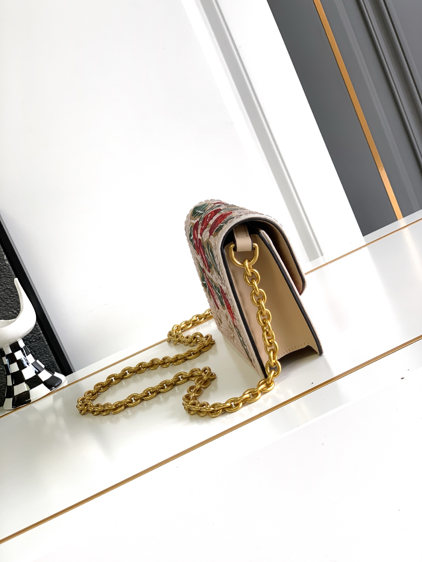 ✨✨🆕🆕VALENT*** 手袋包身🍒樱桃刺绣+水晶钻✨点缀，腋下链条肩背款，瞬间点亮整个look～✨ 