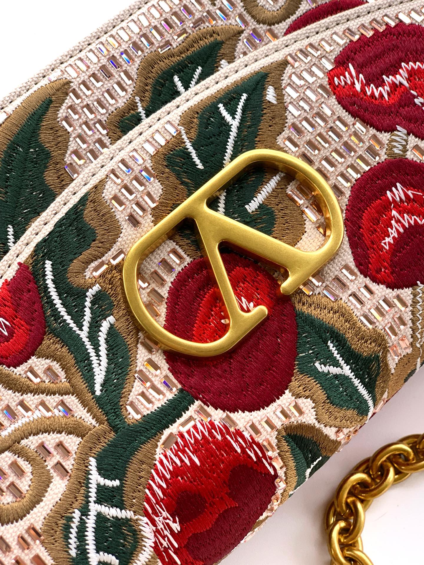 ✨✨🆕🆕VALENT*** 手袋包身🍒樱桃刺绣+水晶钻✨点缀，腋下链条肩背款，瞬间点亮整个look～✨ 