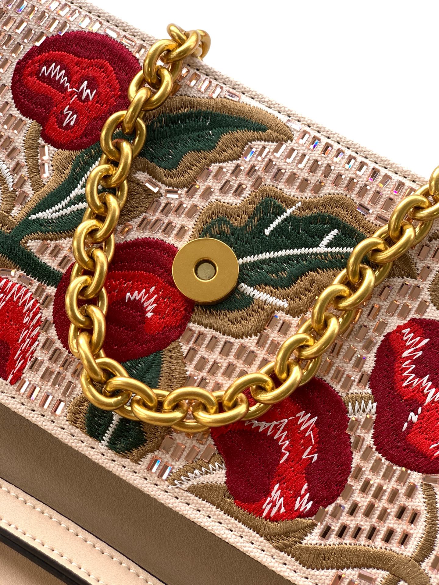 ✨✨🆕🆕VALENT*** 手袋包身🍒樱桃刺绣+水晶钻✨点缀，腋下链条肩背款，瞬间点亮整个look～✨ 