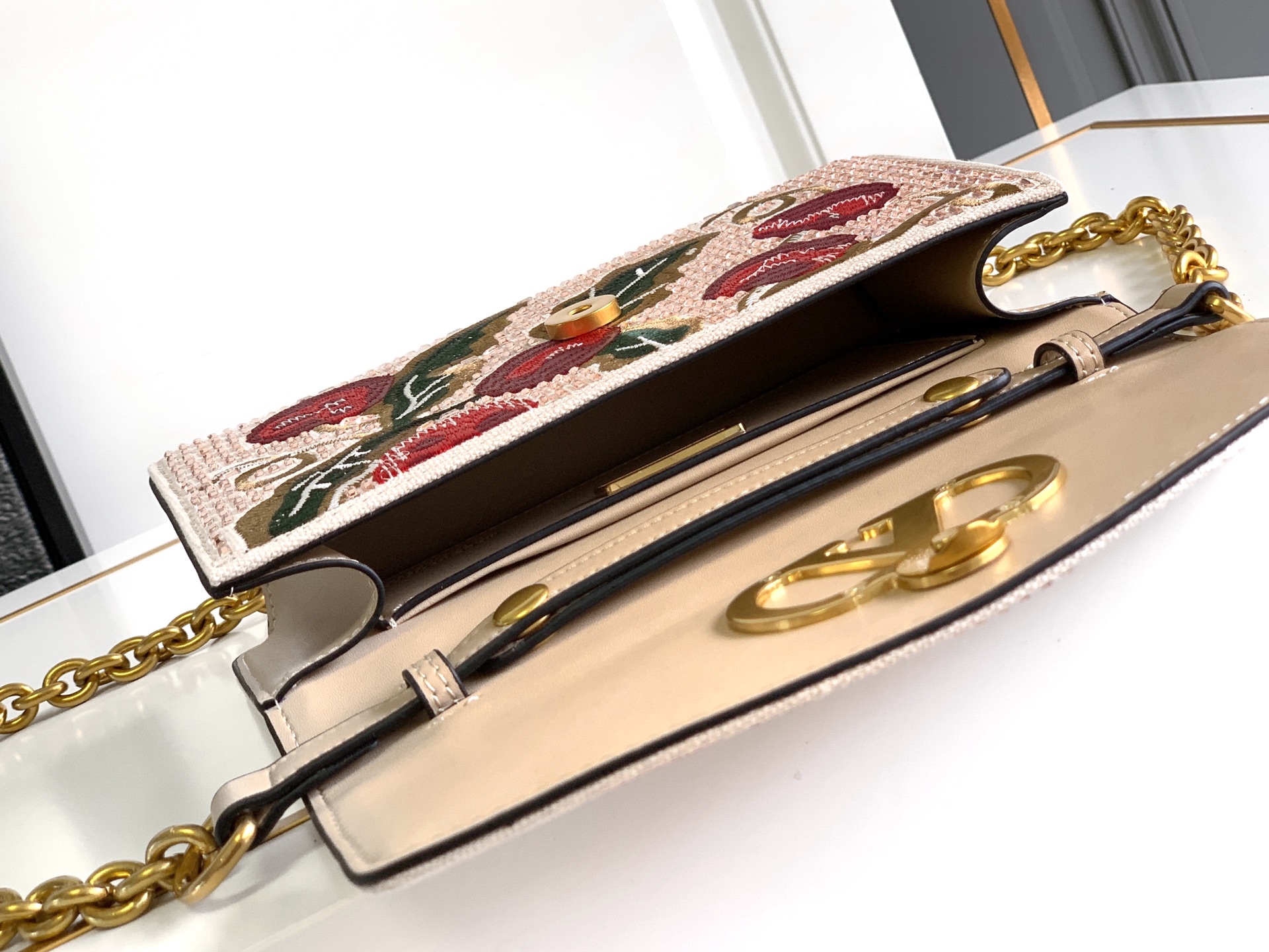 ✨✨🆕🆕VALENT*** 手袋包身🍒樱桃刺绣+水晶钻✨点缀，腋下链条肩背款，瞬间点亮整个look～✨ 