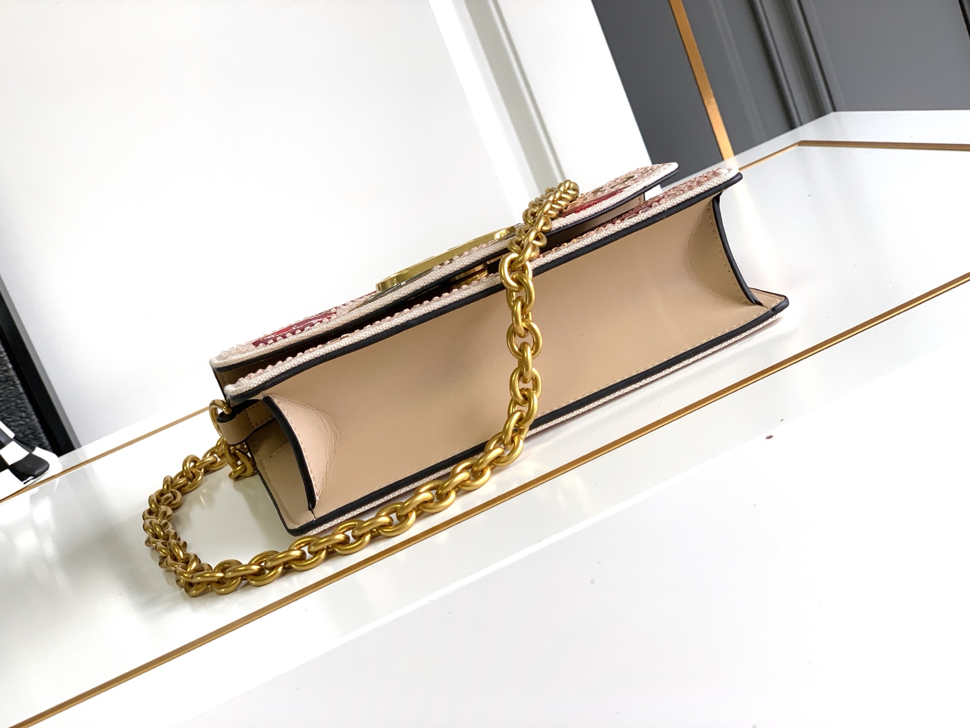 ✨✨🆕🆕VALENT*** 手袋包身🍒樱桃刺绣+水晶钻✨点缀，腋下链条肩背款，瞬间点亮整个look～✨ 