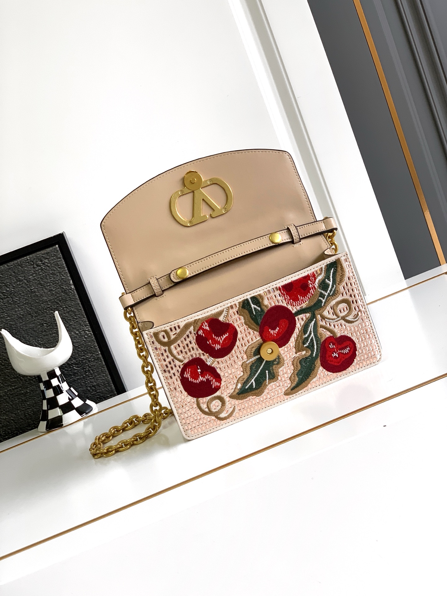 ✨✨🆕🆕VALENT*** 手袋包身🍒樱桃刺绣+水晶钻✨点缀，腋下链条肩背款，瞬间点亮整个look～✨ 