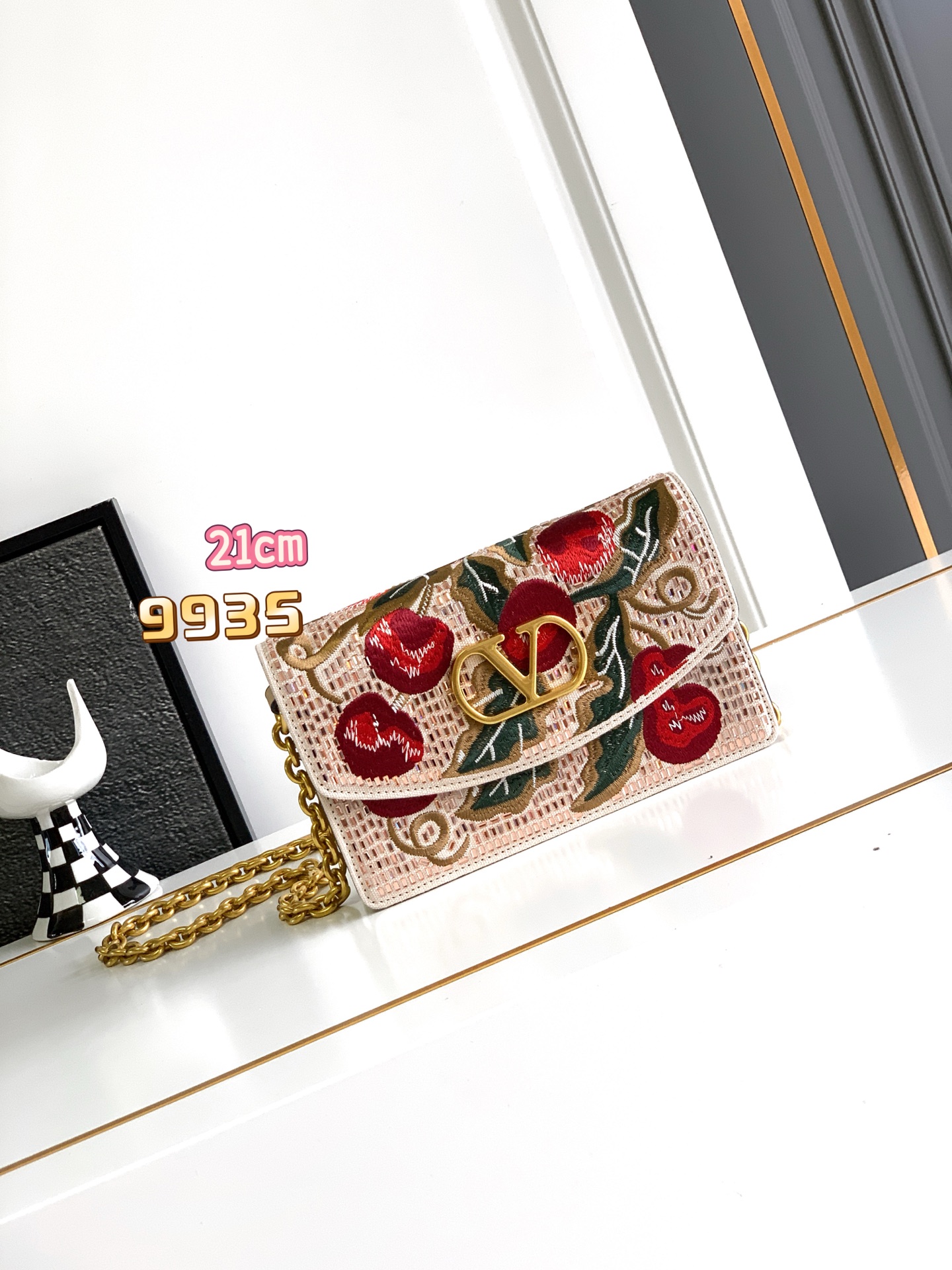 ✨✨🆕🆕VALENT*** 手袋包身🍒樱桃刺绣+水晶钻✨点缀，腋下链条肩背款，瞬间点亮整个look～✨ 