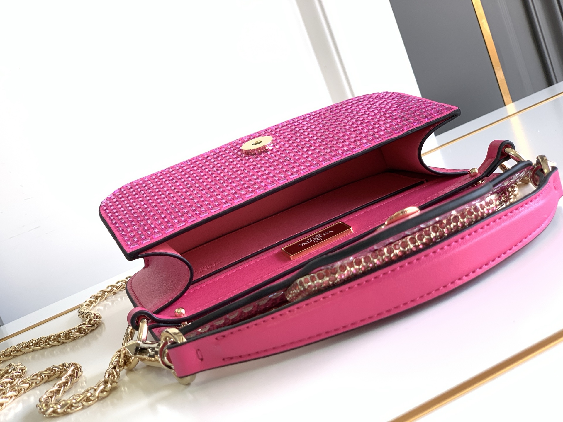 🆕🆕VALENTINO GARAVANI Mini Loco手袋饰有施华洛世奇仿水晶✨✨和VLOGOSI