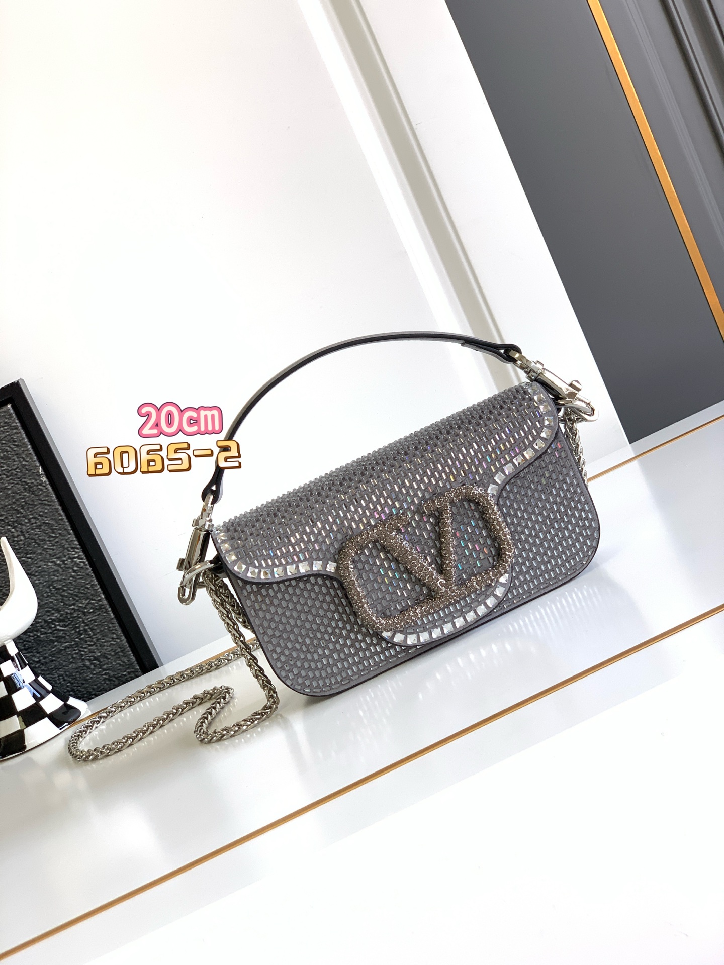 🆕🆕VALENTINO GARAVANI Mini Loco手袋饰有施华洛世奇仿水晶✨✨和VLOGOSI