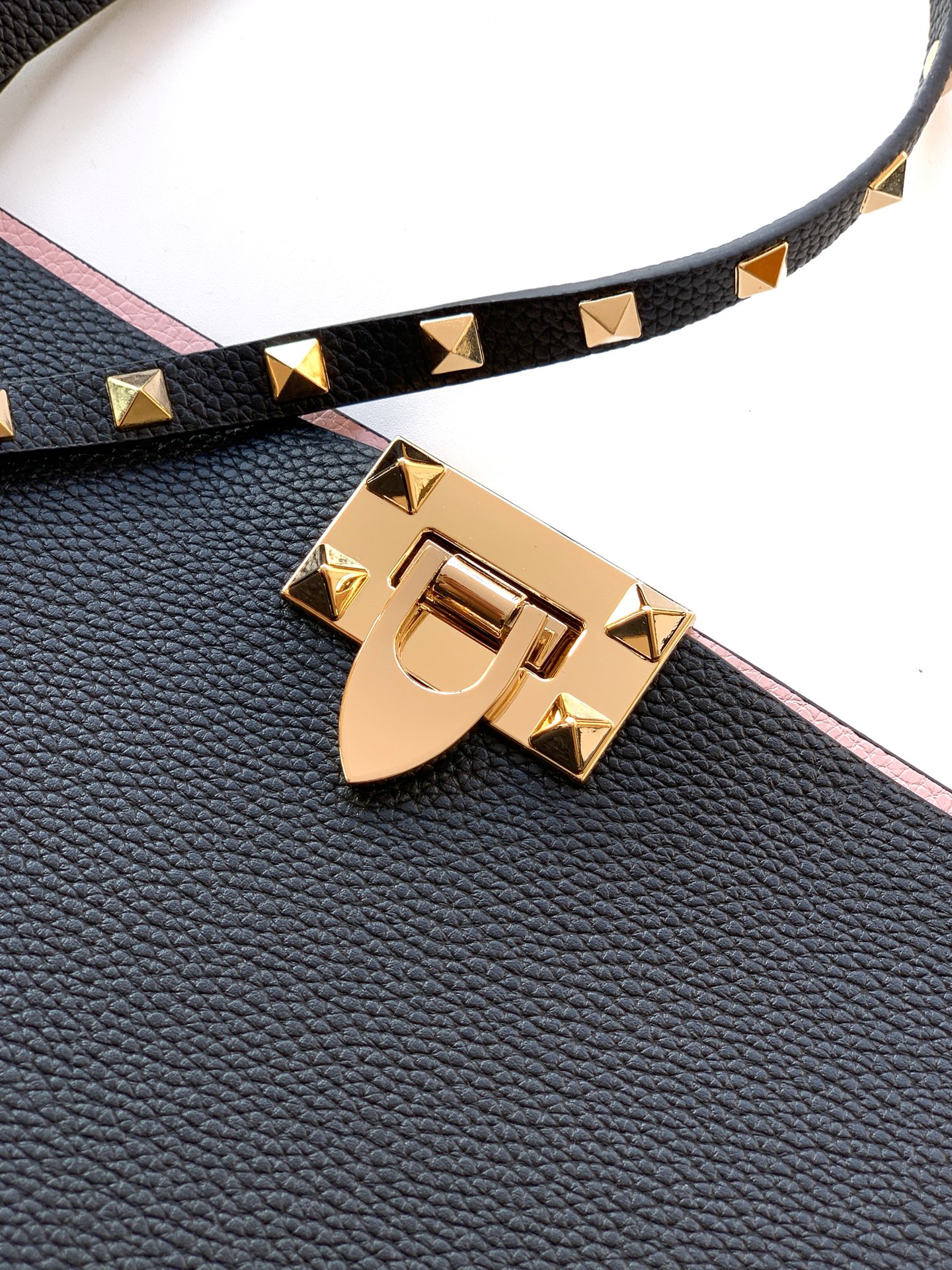 🆕🆕✨o Garavani小牛皮托特包，饰有标志性的Rockstud装饰，卷顶手柄。 - 里外搭配不同撞