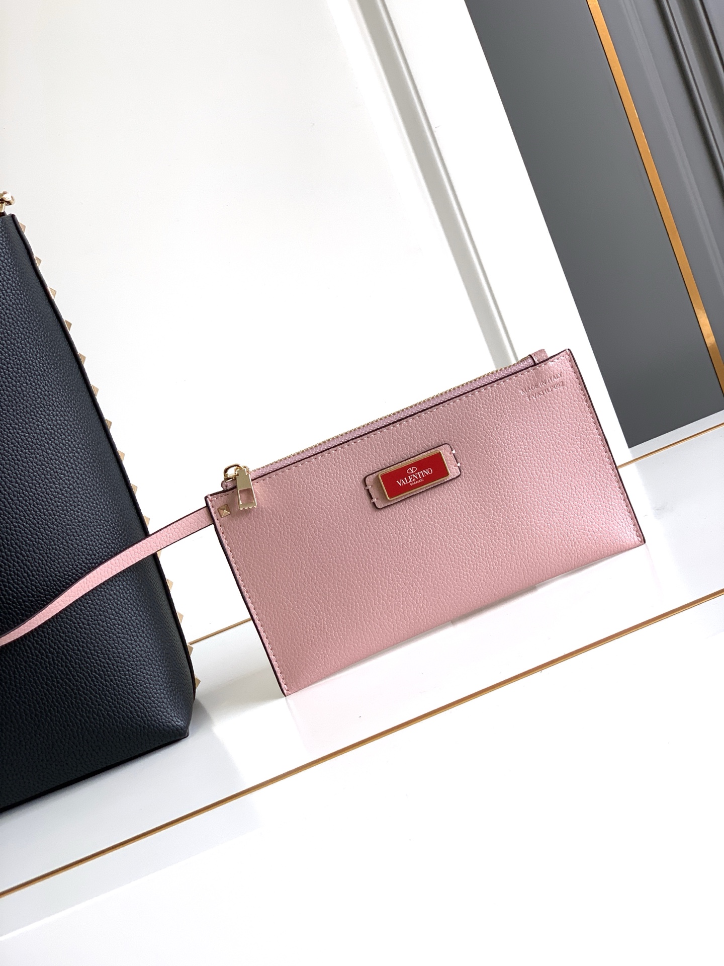 🆕🆕✨o Garavani小牛皮托特包，饰有标志性的Rockstud装饰，卷顶手柄。 - 里外搭配不同撞