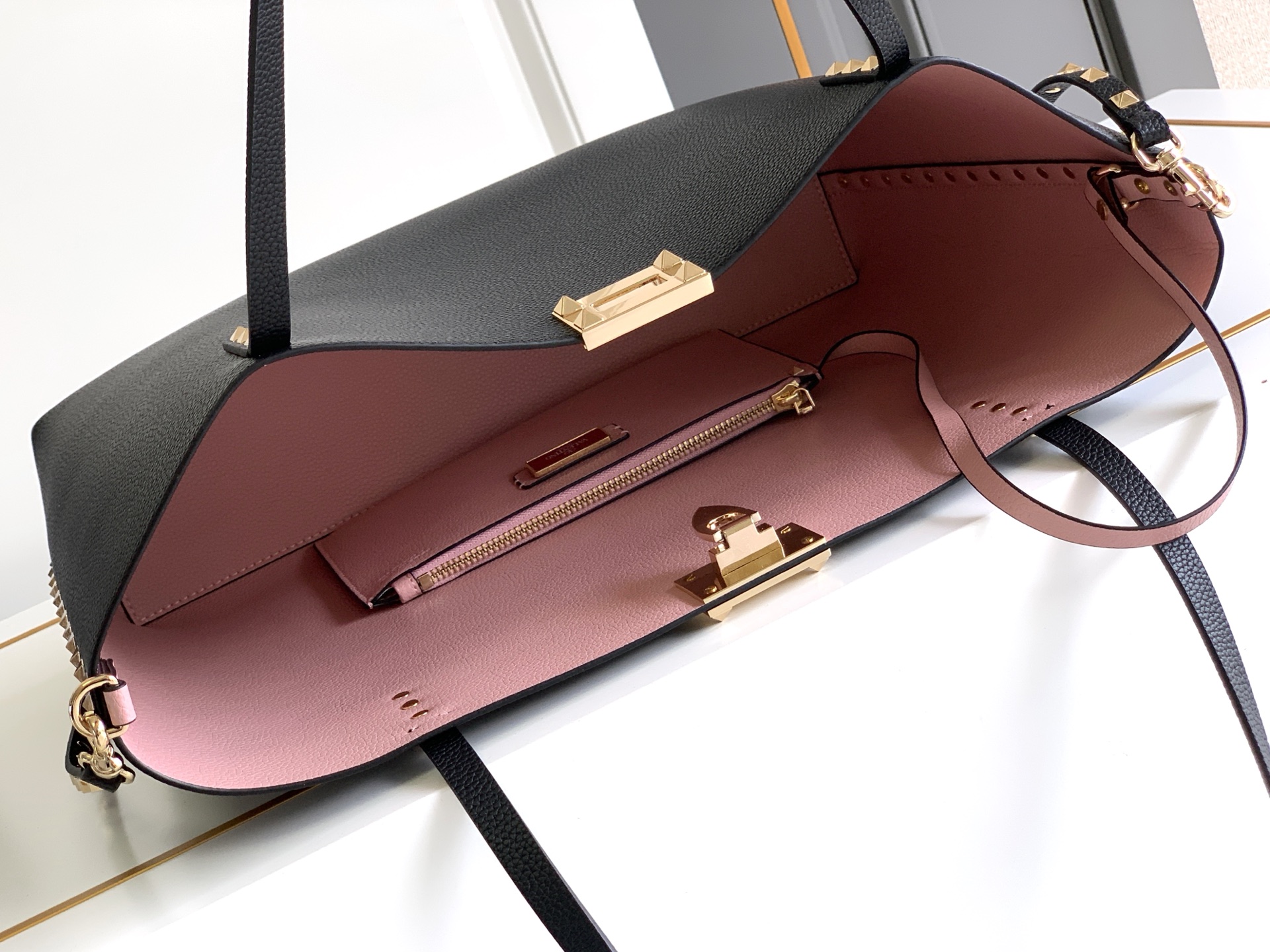 🆕🆕✨o Garavani小牛皮托特包，饰有标志性的Rockstud装饰，卷顶手柄。 - 里外搭配不同撞