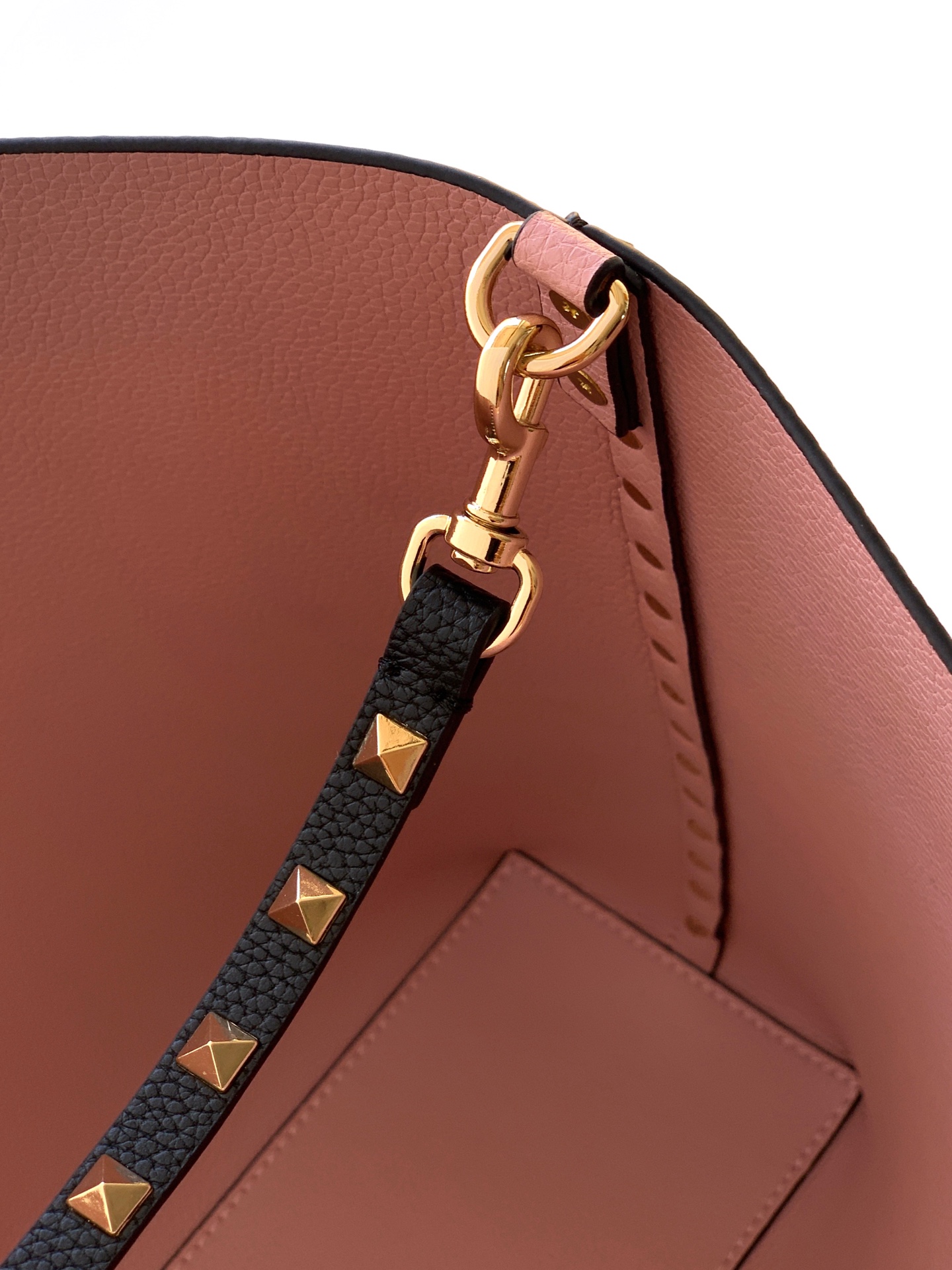 🆕🆕✨o Garavani小牛皮托特包，饰有标志性的Rockstud装饰，卷顶手柄。 - 里外搭配不同撞
