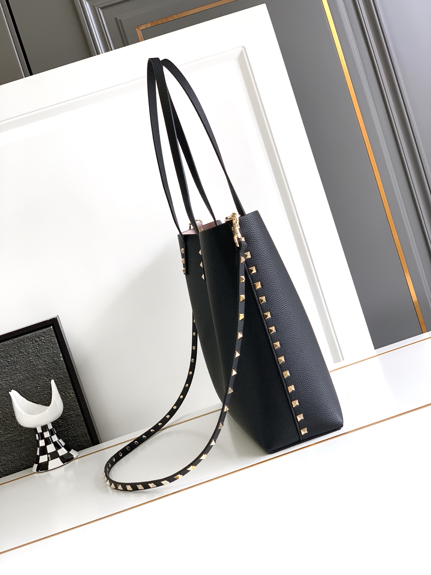 🆕🆕✨o Garavani小牛皮托特包，饰有标志性的Rockstud装饰，卷顶手柄。 - 里外搭配不同撞