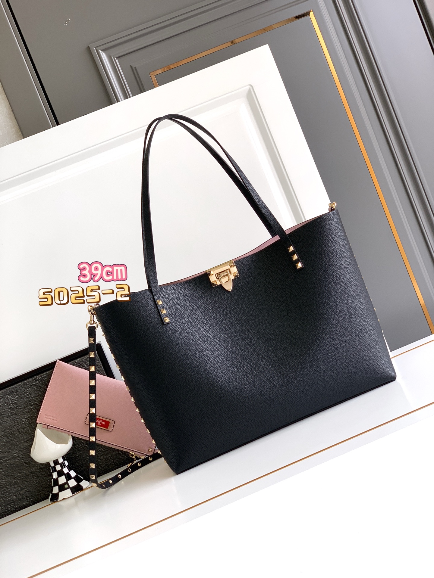 🆕🆕✨o Garavani小牛皮托特包，饰有标志性的Rockstud装饰，卷顶手柄。 - 里外搭配不同撞