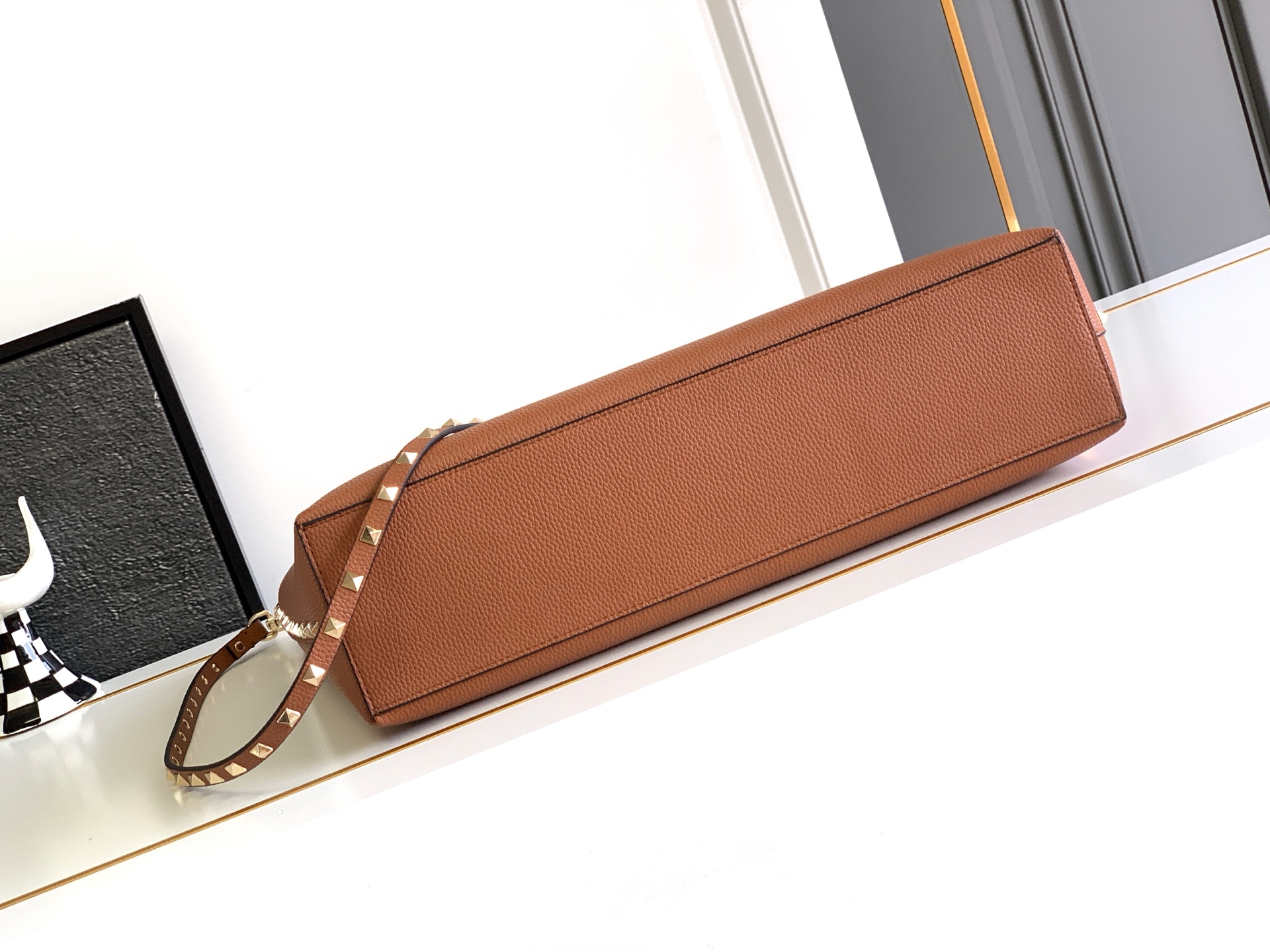 🆕🆕✨o Garavani小牛皮托特包，饰有标志性的Rockstud装饰，卷顶手柄。 - 里外搭配不同撞