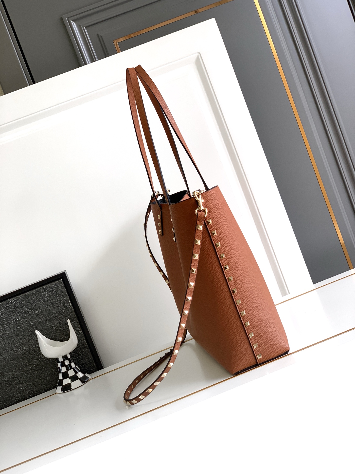 🆕🆕✨o Garavani小牛皮托特包，饰有标志性的Rockstud装饰，卷顶手柄。 - 里外搭配不同撞