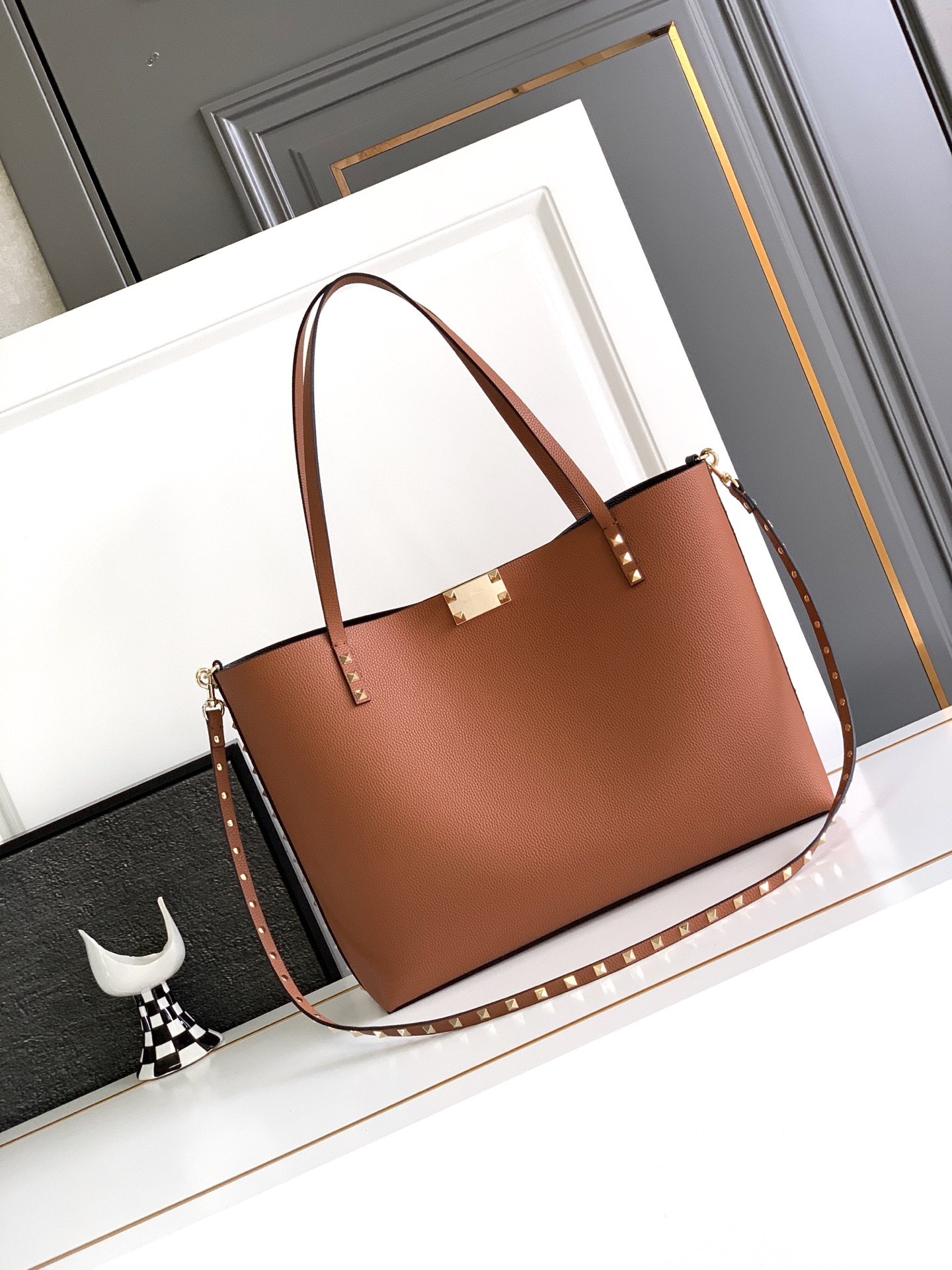 🆕🆕✨o Garavani小牛皮托特包，饰有标志性的Rockstud装饰，卷顶手柄。 - 里外搭配不同撞