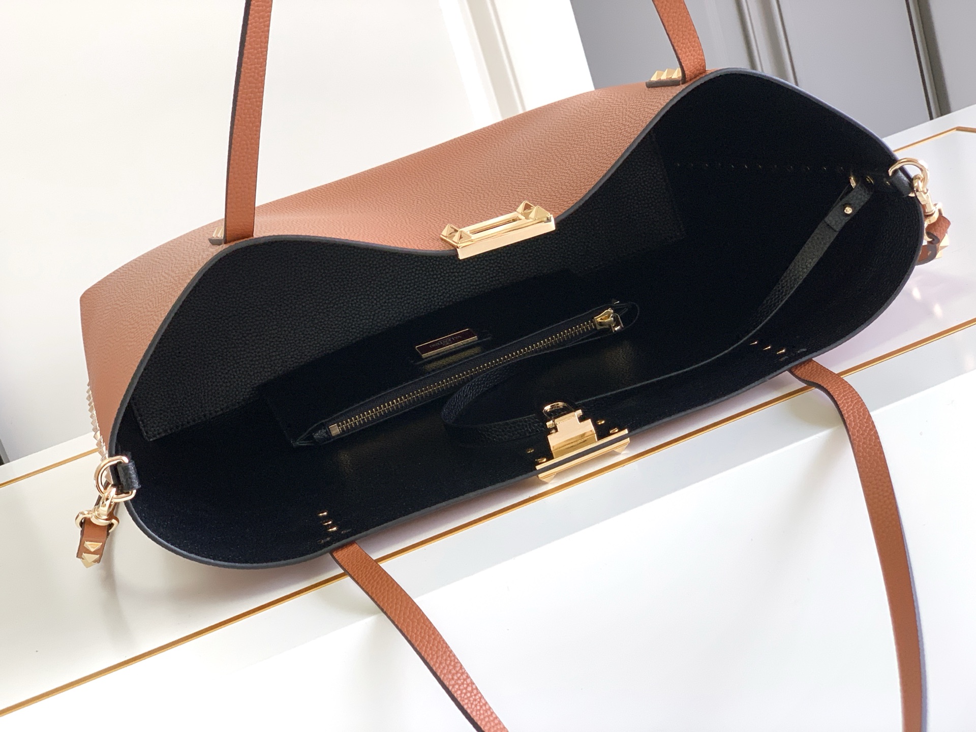 🆕🆕✨o Garavani小牛皮托特包，饰有标志性的Rockstud装饰，卷顶手柄。 - 里外搭配不同撞