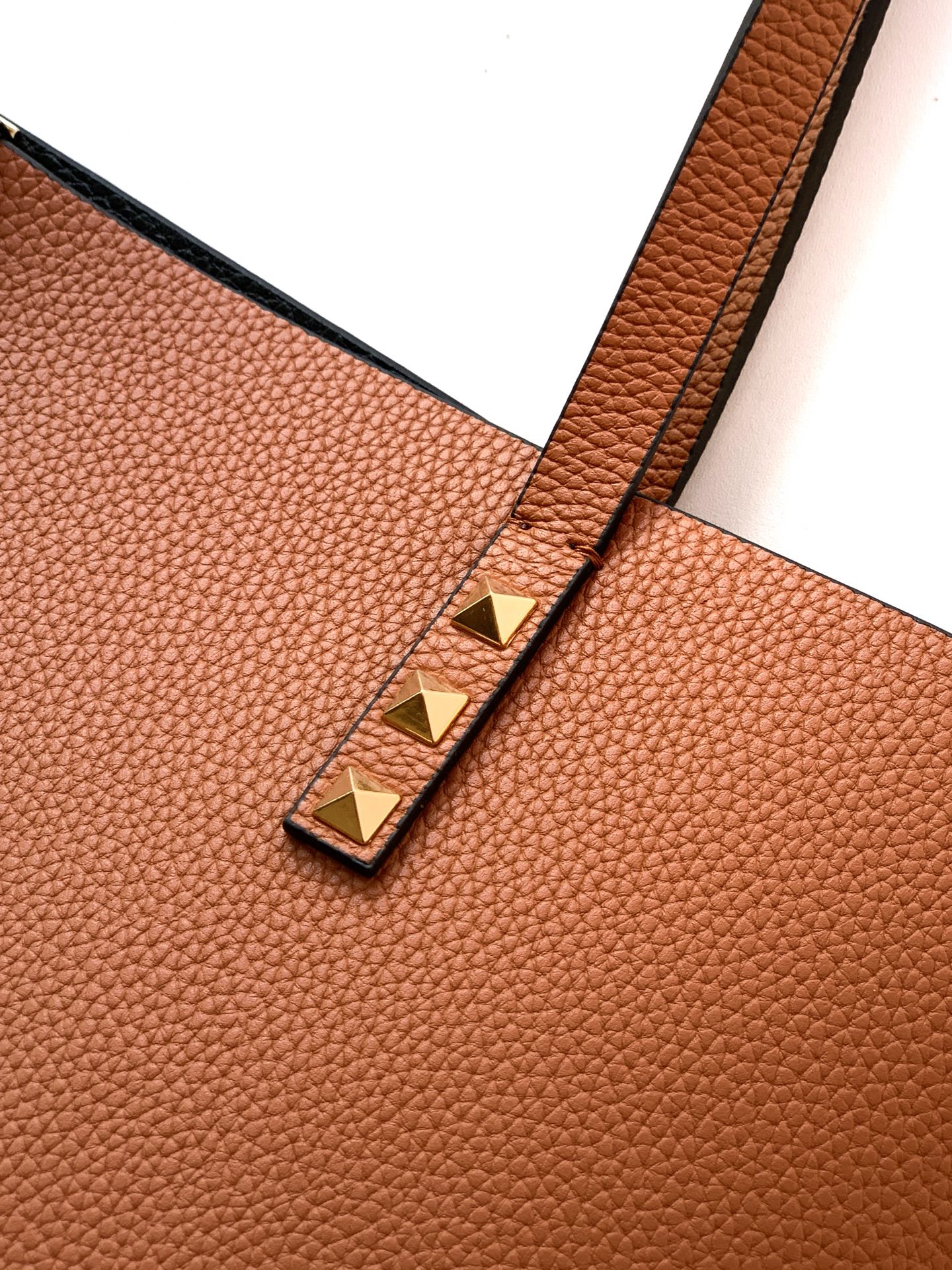 🆕🆕✨o Garavani小牛皮托特包，饰有标志性的Rockstud装饰，卷顶手柄。 - 里外搭配不同撞