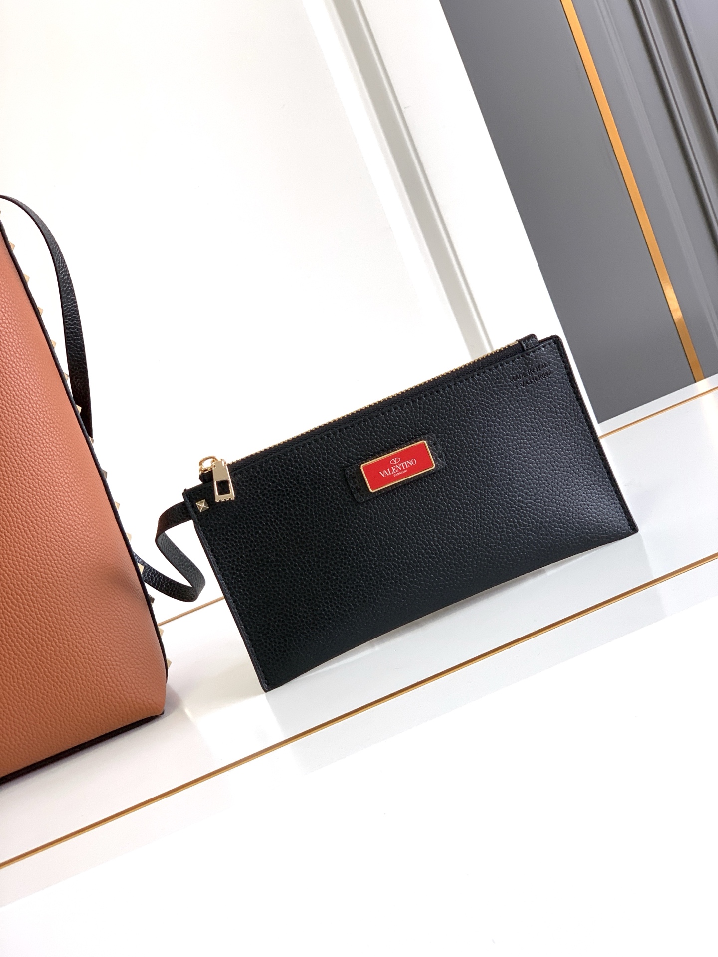 🆕🆕✨o Garavani小牛皮托特包，饰有标志性的Rockstud装饰，卷顶手柄。 - 里外搭配不同撞